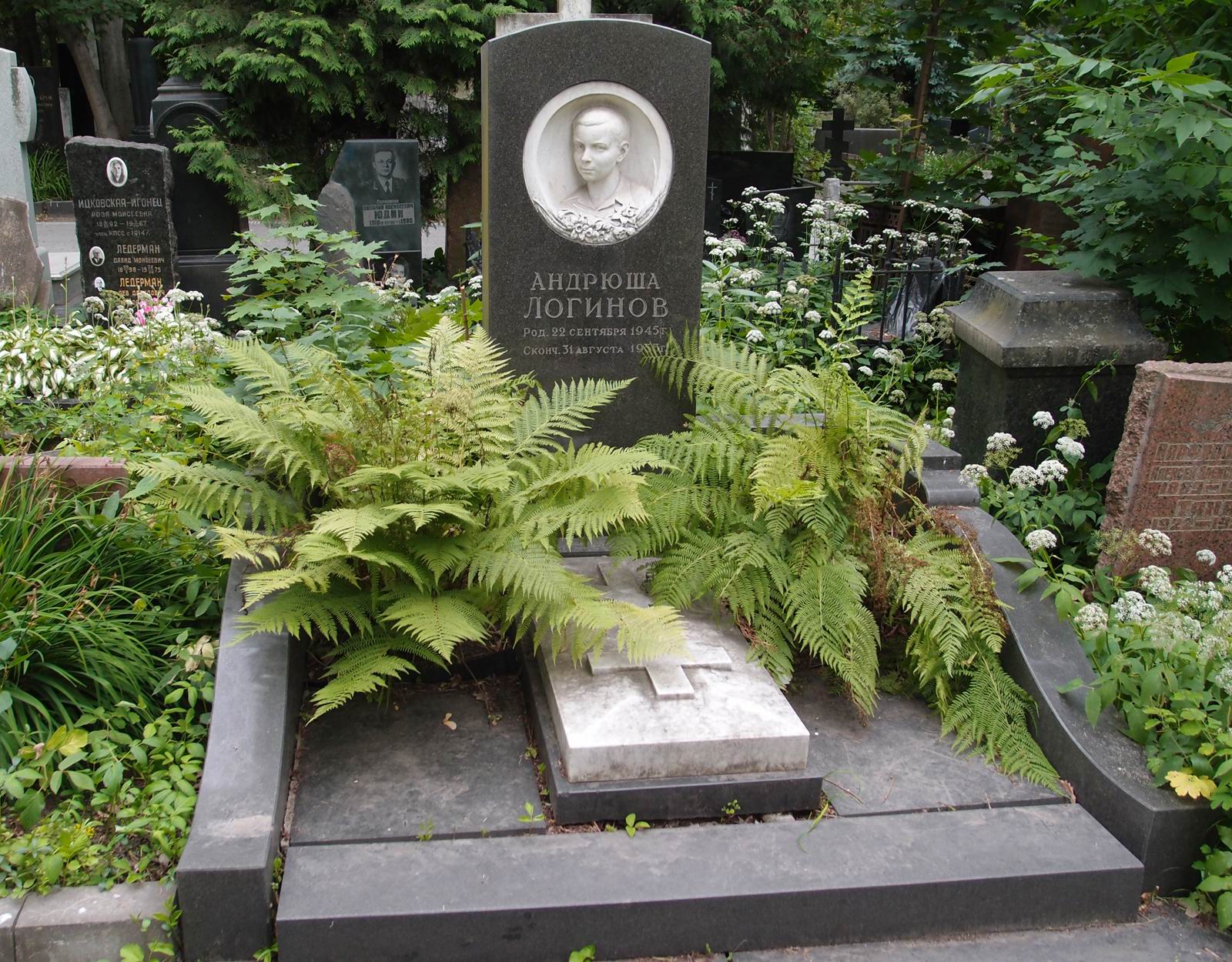 Памятник на могиле Логинова А.Ф. (1945–1955), ск. В.Малашкина, С.Шапошников, на Новодевичьем кладбище (3–4–7).