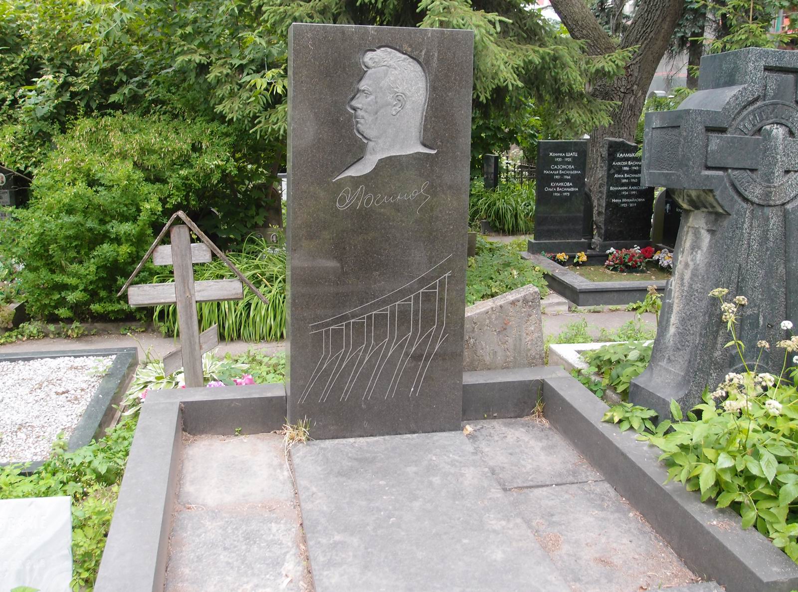 Памятник на могиле Логинова Ф.Г. (1900–1958), ск. С.Шапошников, арх. Г.Орлов, на Новодевичьем кладбище (3–5–13).