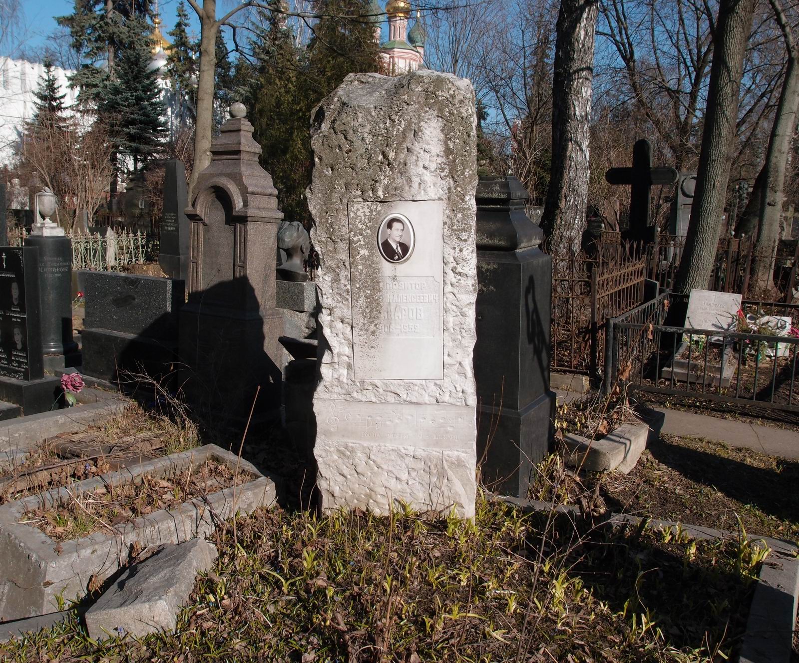 Памятник на могиле Макарова В.А. (1908–1952), на Новодевичьем кладбище (3–32–2).