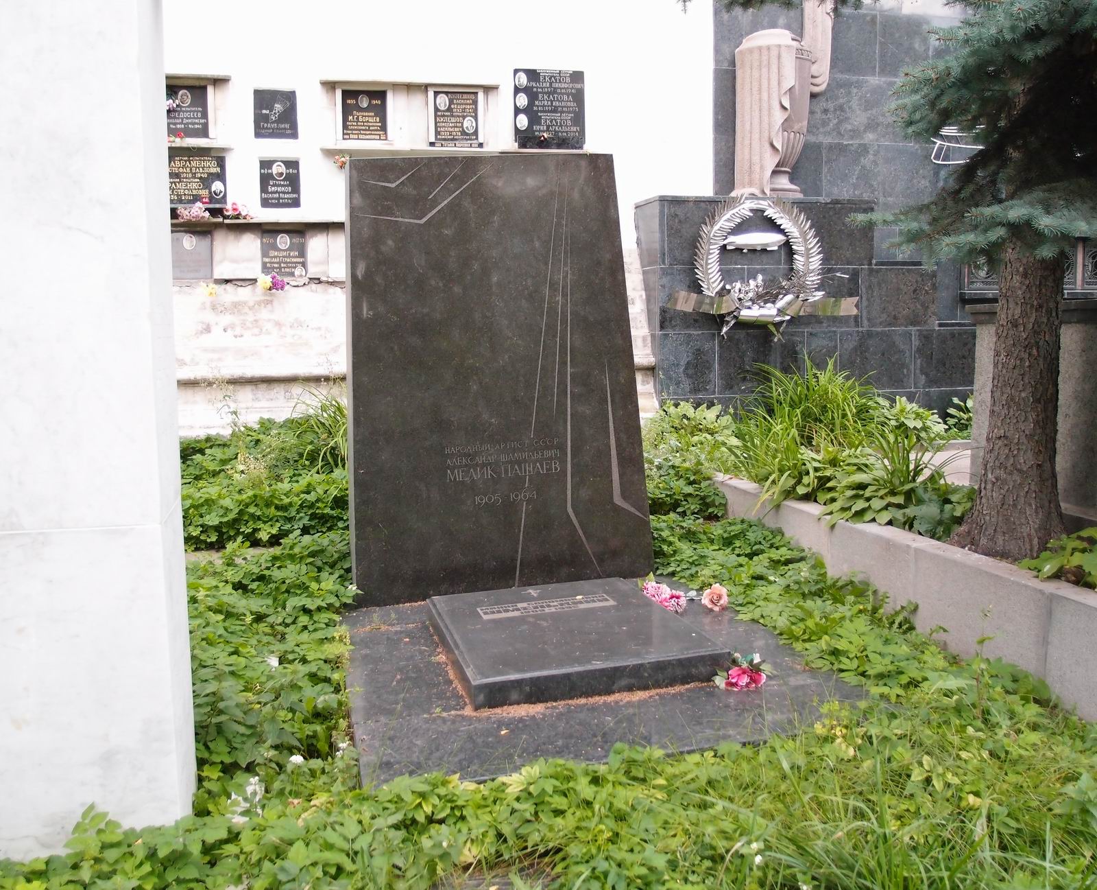 Памятник на могиле Мелик-Пашаева А.Ш. (1905-1964), арх. В.Либсон, на Новодевичьем кладбище (3-65-5).
