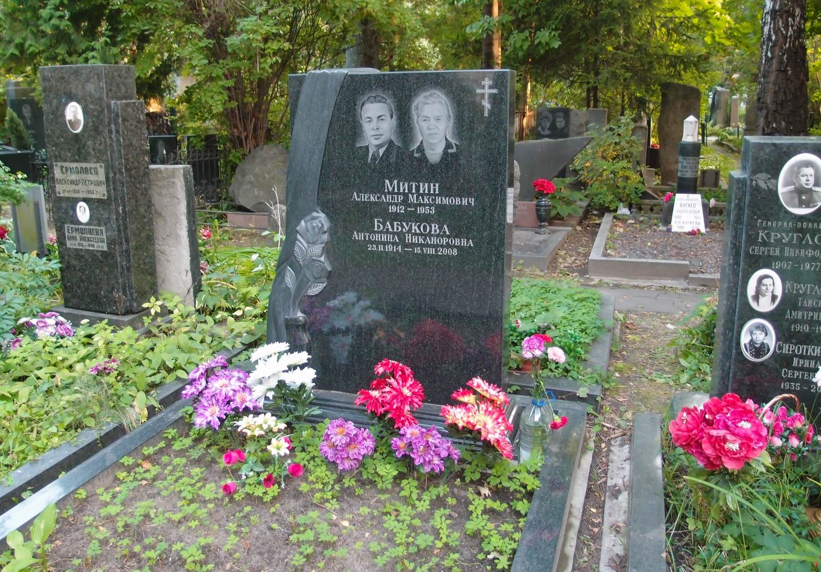 Памятник на могиле Митина А.М. (1912–1953), на Новодевичьем кладбище (3–62–34).