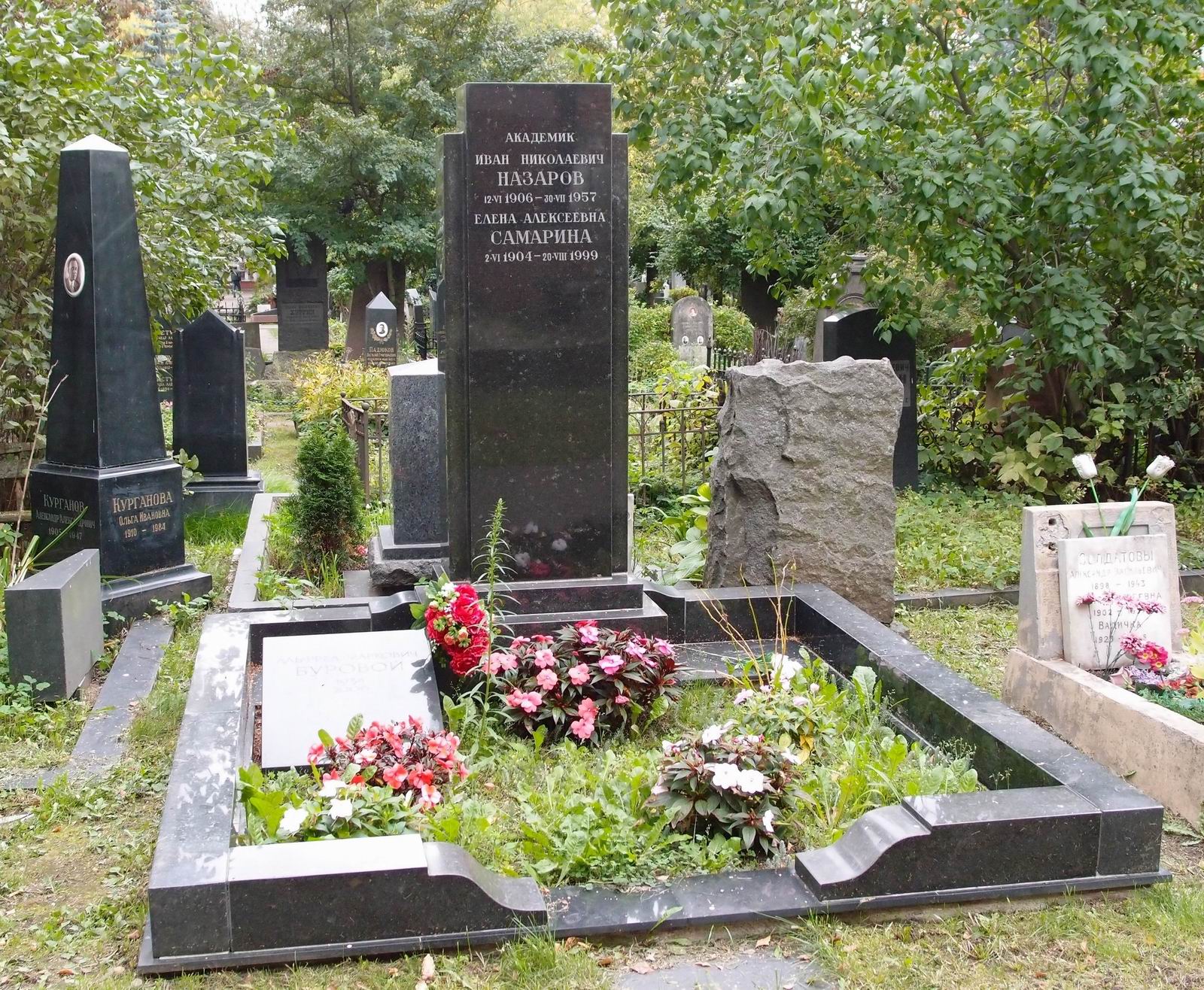 Памятник на могиле Назарова И.Н. (1906-1957), на Новодевичьем кладбище (3-64-17).