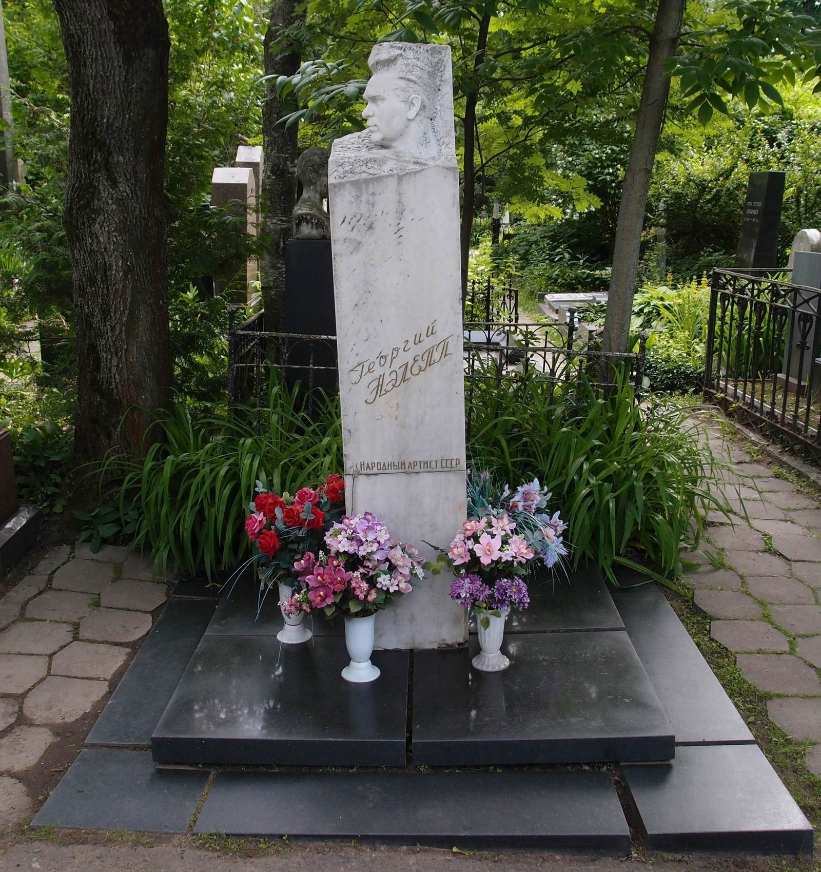 Памятник на могиле Нэлеппа Г.М. (1904-1957), ск. Ф.Фивейский, арх. В.Романовский, на Новодевичьем кладбище (3-60-45). Нажмите левую кнопку мыши чтобы увидеть фрагмент памятника.