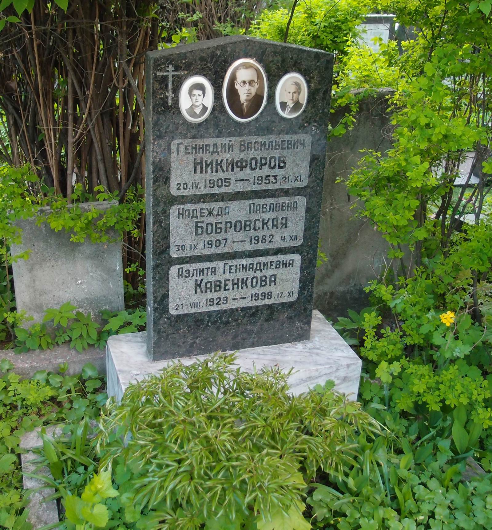 Памятник на могиле Никифорова Г.В. (1905-1953), на Новодевичьем кладбище (3-7-12).