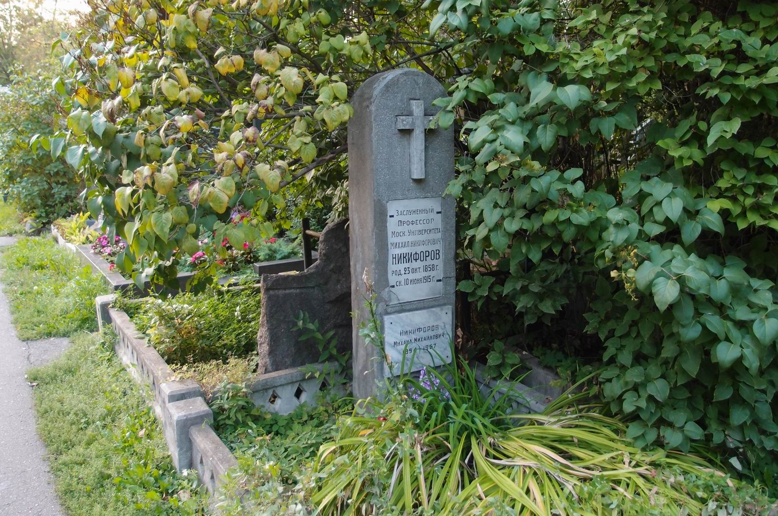 Памятник на могиле Никифорова М.Н. (1858–1915), на Новодевичьем кладбище (3–49–1).