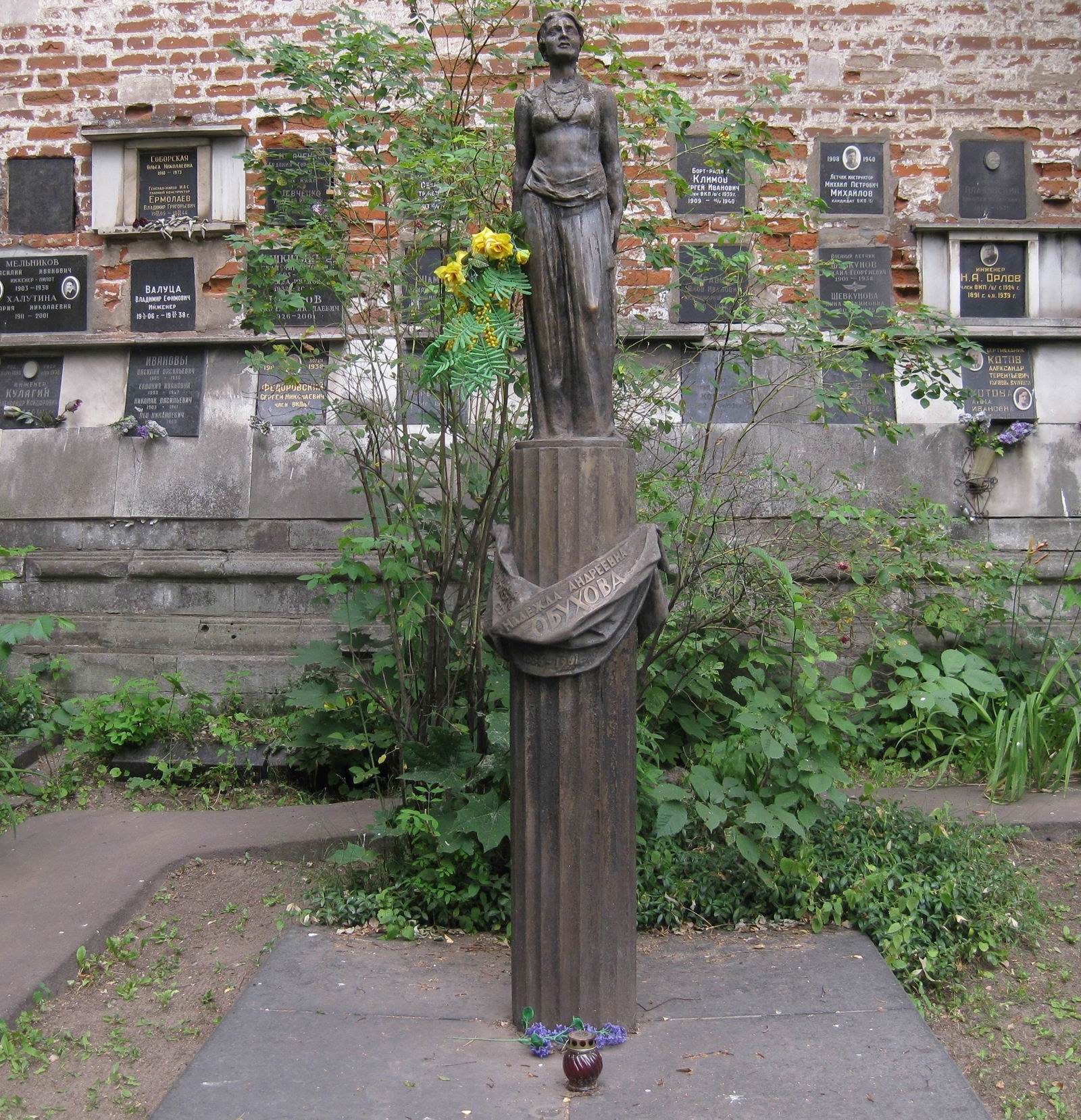 Памятник на могиле Обуховой Н.А.(1886-1961), ск. М.Аникушин, арх. Ф.Гепенер, на Новодевичьем кладбище (3-65-9). Нажмите левую кнопку мыши чтобы увидеть деталь памятника.