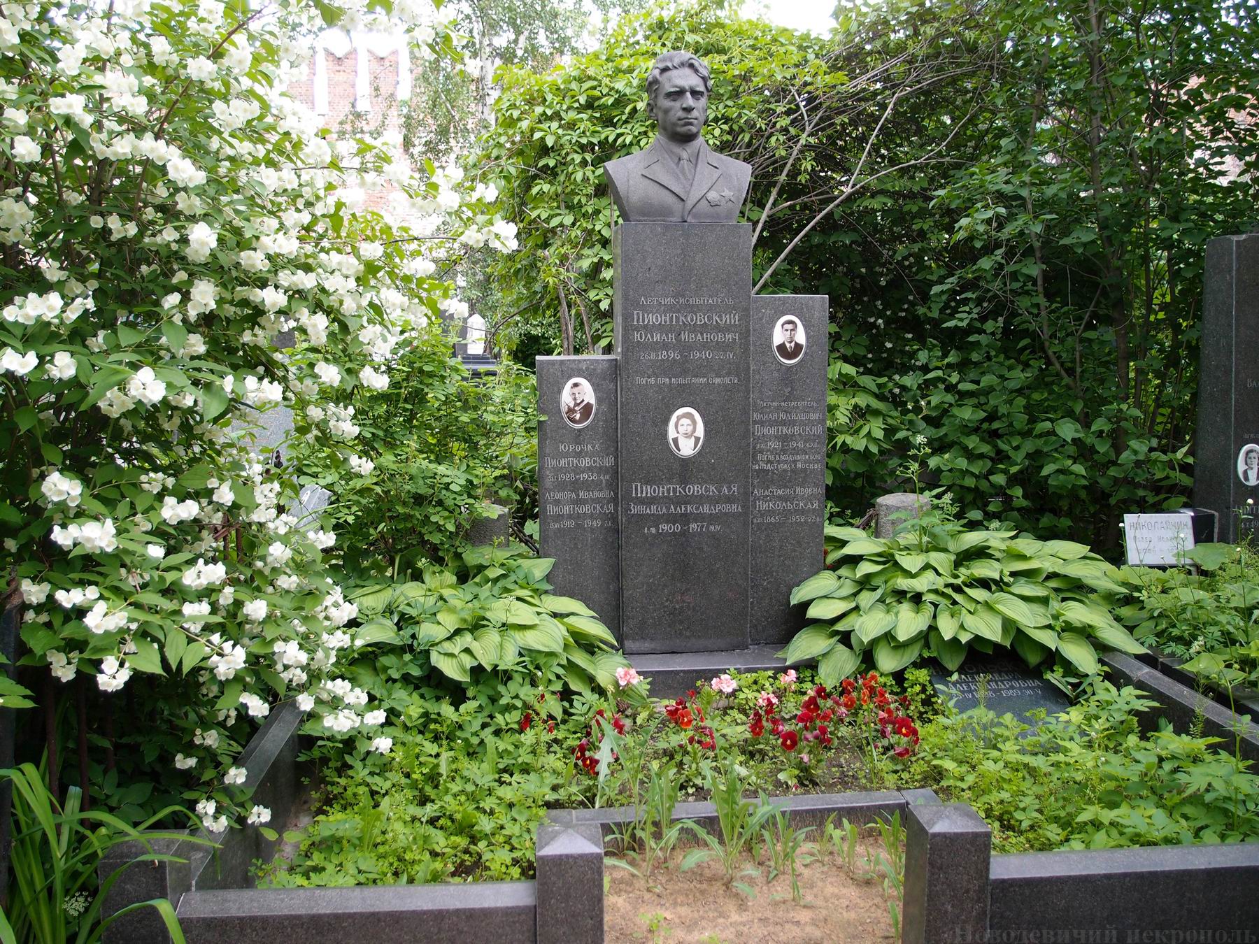 Памятник на могиле Пионтковского Ю.И. (1896–1940), ск. А.Елецкий, на Новодевичьем кладбище (3–59а–8).