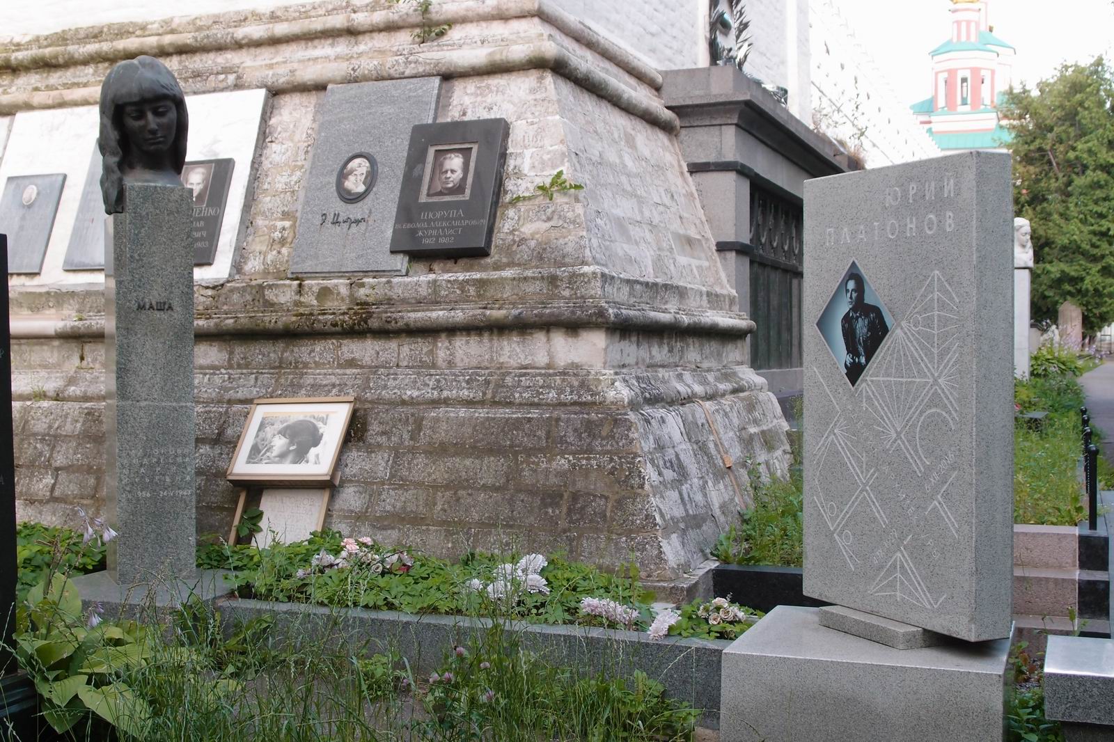 Памятник на могиле Платонова Ю.П. (1929–2016), на Новодевичьем кладбище (3–65–10). Нажмите левую кнопку мыши чтобы увидеть фрагмент памятника.