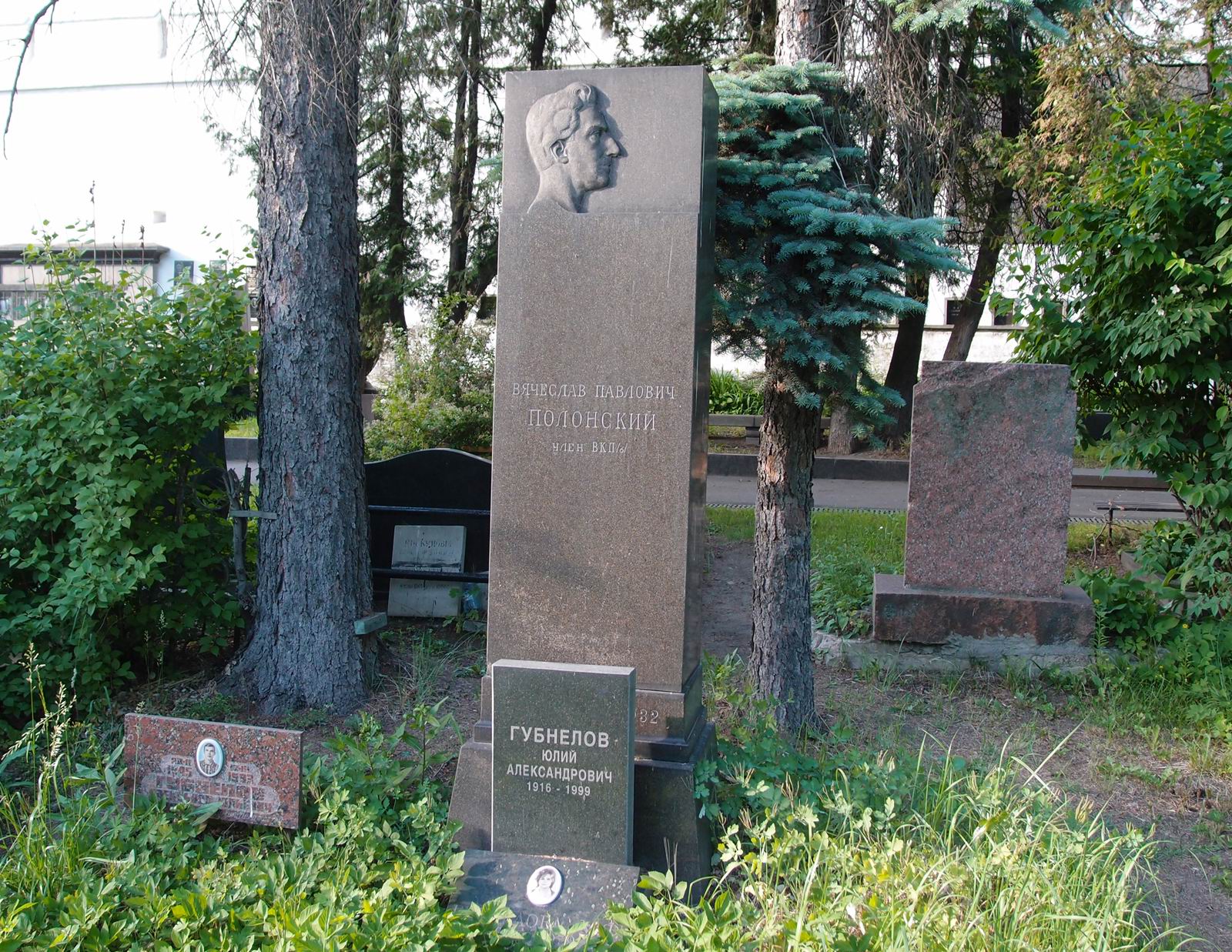 Памятник на могиле Полонского В.П. (1886-1932), ск. И.Чайков, на Новодевичьем кладбище (3-63-12).