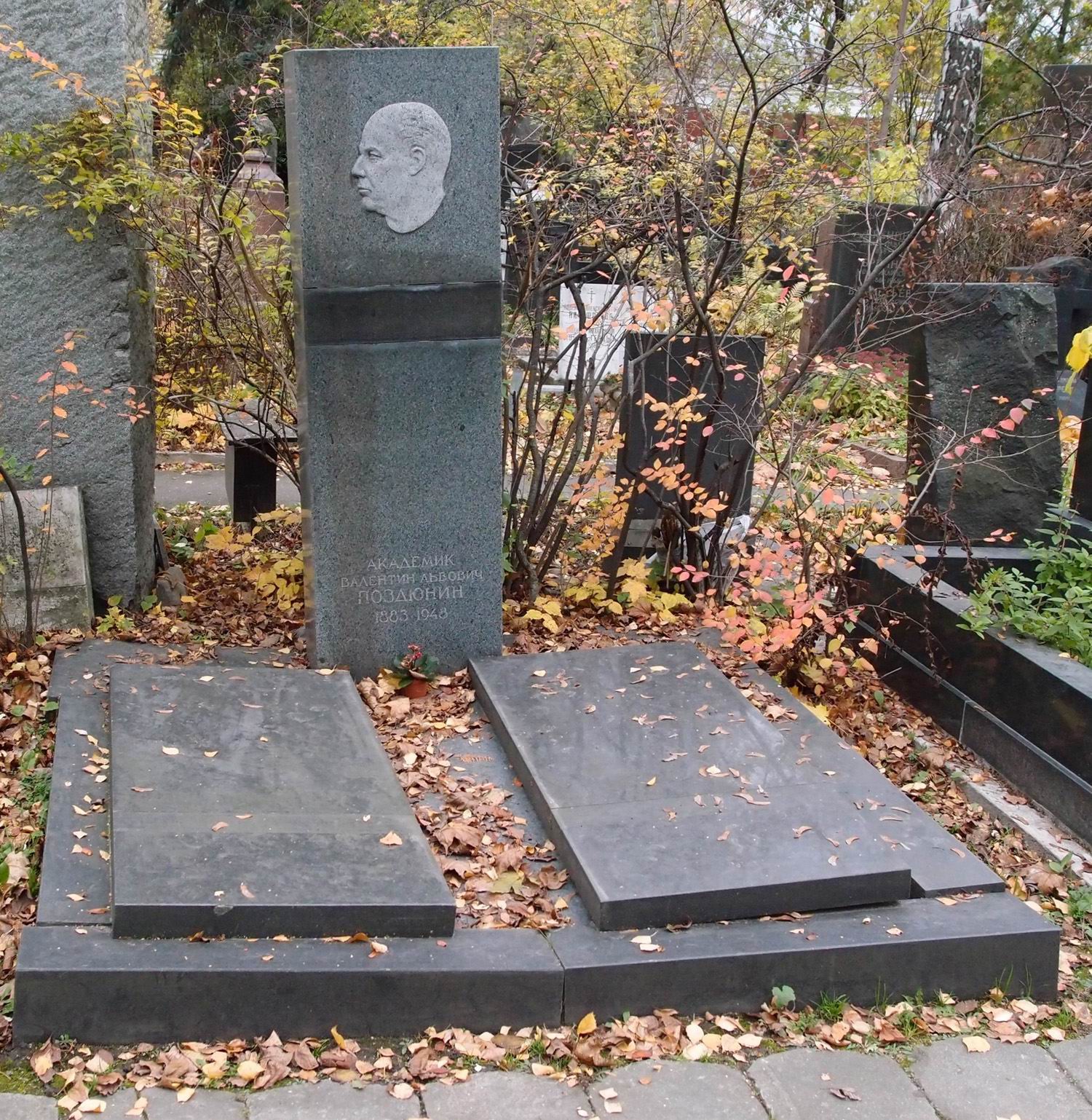 Памятник на могиле Поздюнина В.Л. (1883–1948), ск. Н.Зеленская, арх. А.Заварзин, на Новодевичьем кладбище (3–47–10).