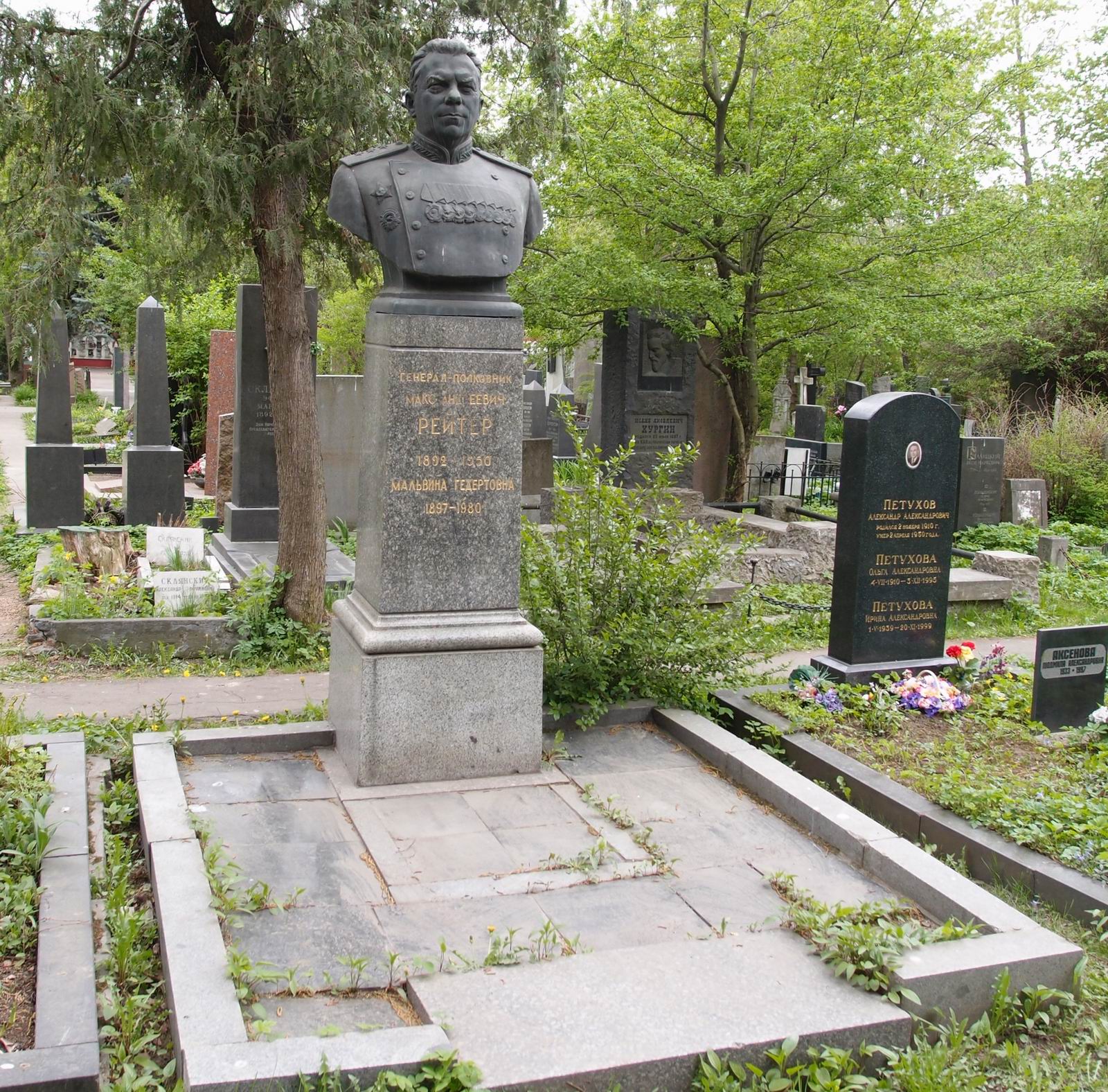 Памятник на могиле Рейтера М.А. (1892-1950), ск. А.Елецкий, на Новодевичьем кладбище (3-62-13).