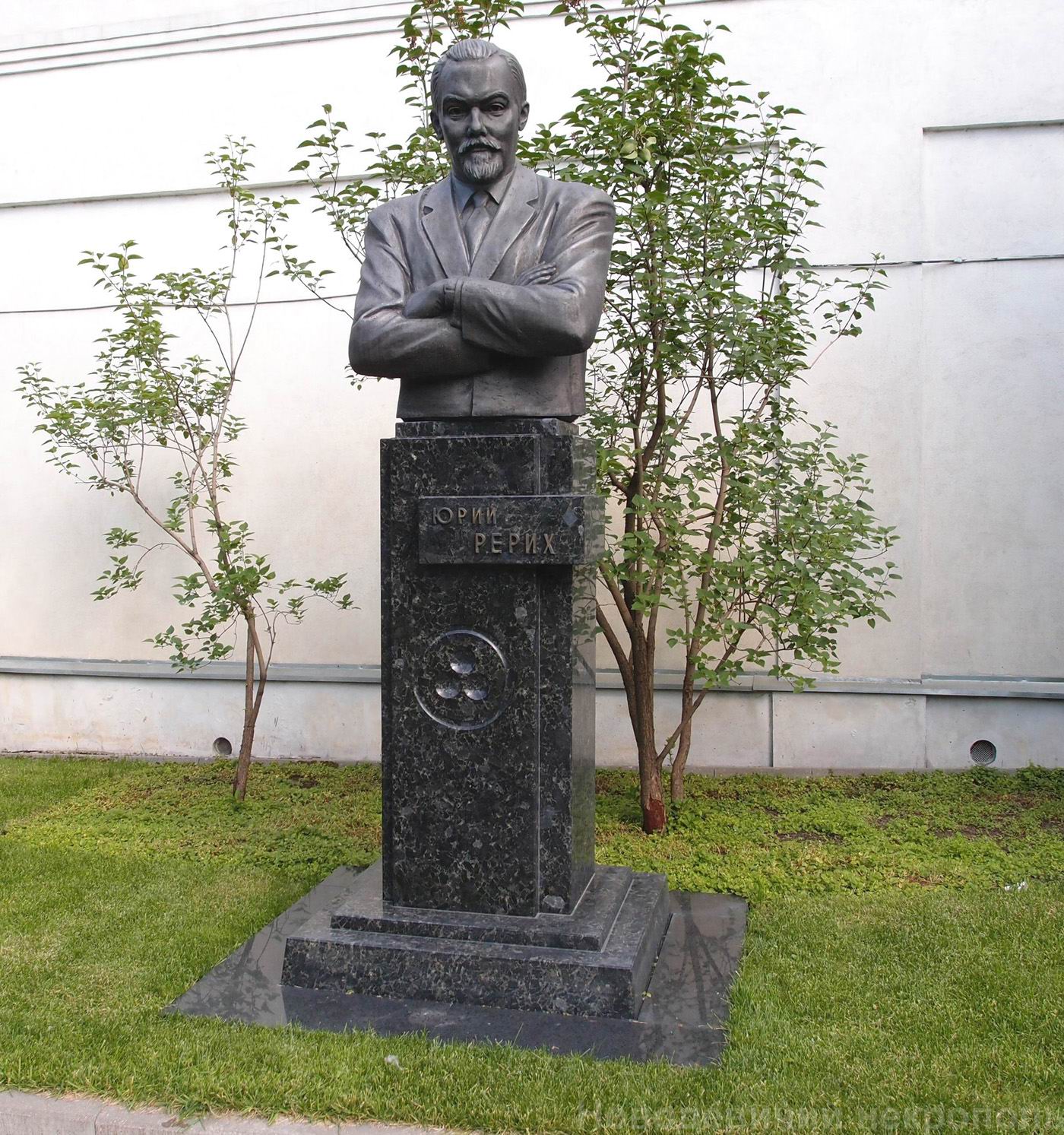Памятник Рериху Ю.Н. (1902-1960), ск. Ю.Ю.Гавюк, арх. И.Р.Красавцева-Байда, в Малом Знаменском переулке, дом 3/5, открыт 8.10.2004.