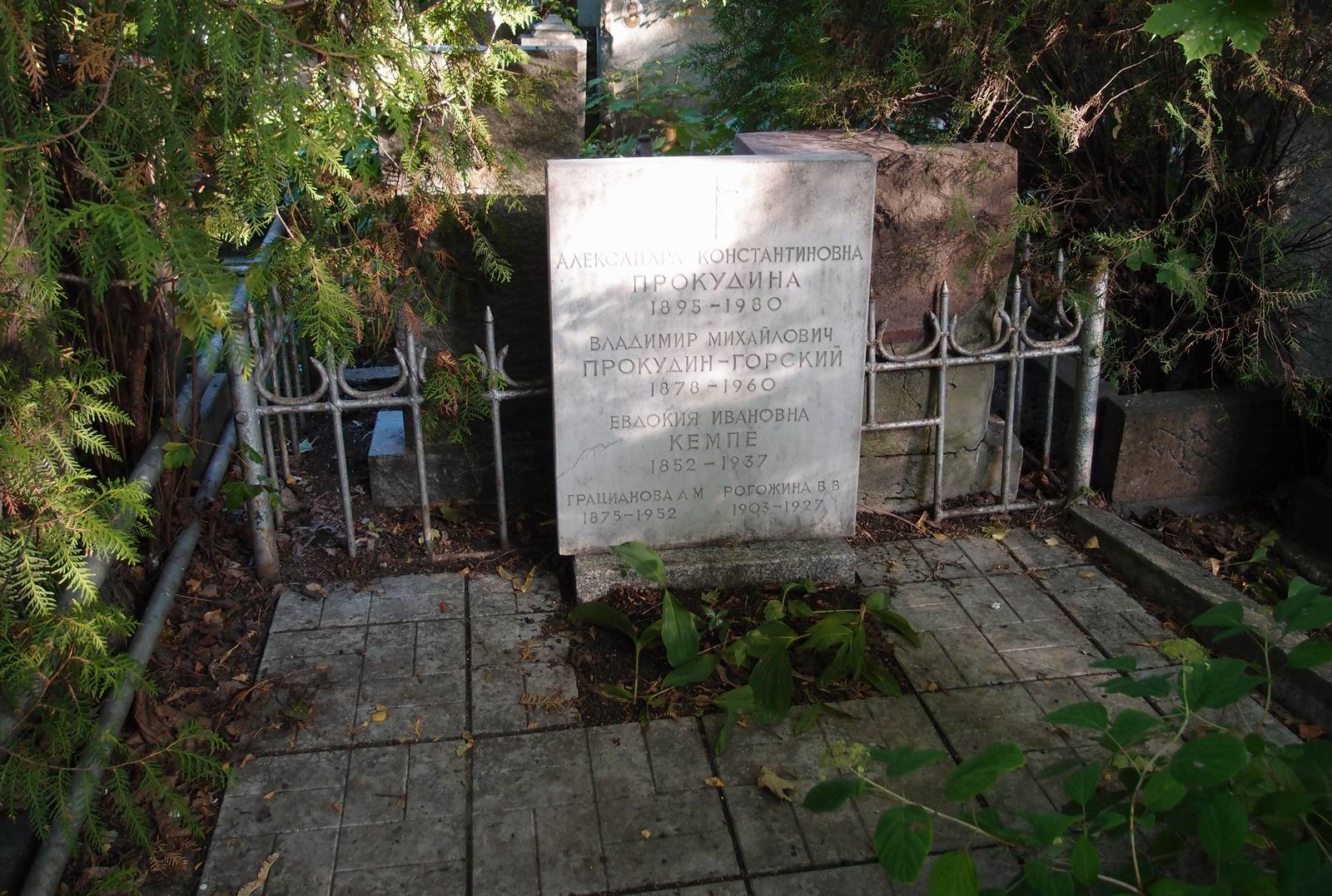 Памятник на могиле Рогожиной В.В. (1903–1927), на Новодевичьем кладбище (3–36–13).