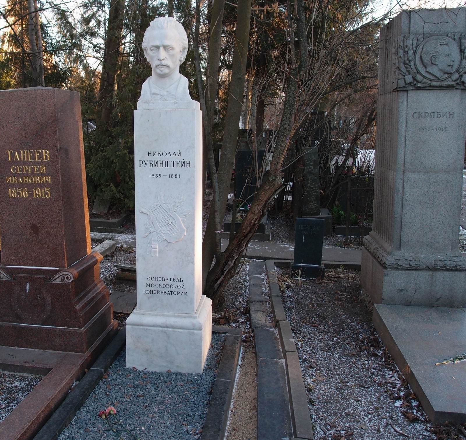 Памятник на могиле Рубинштейна Н.Г. (1835-1881), ск. В.Попандопуло, Е.Рудаков, арх. И.Француз, на Новодевичьем кладбище (3-40-2).