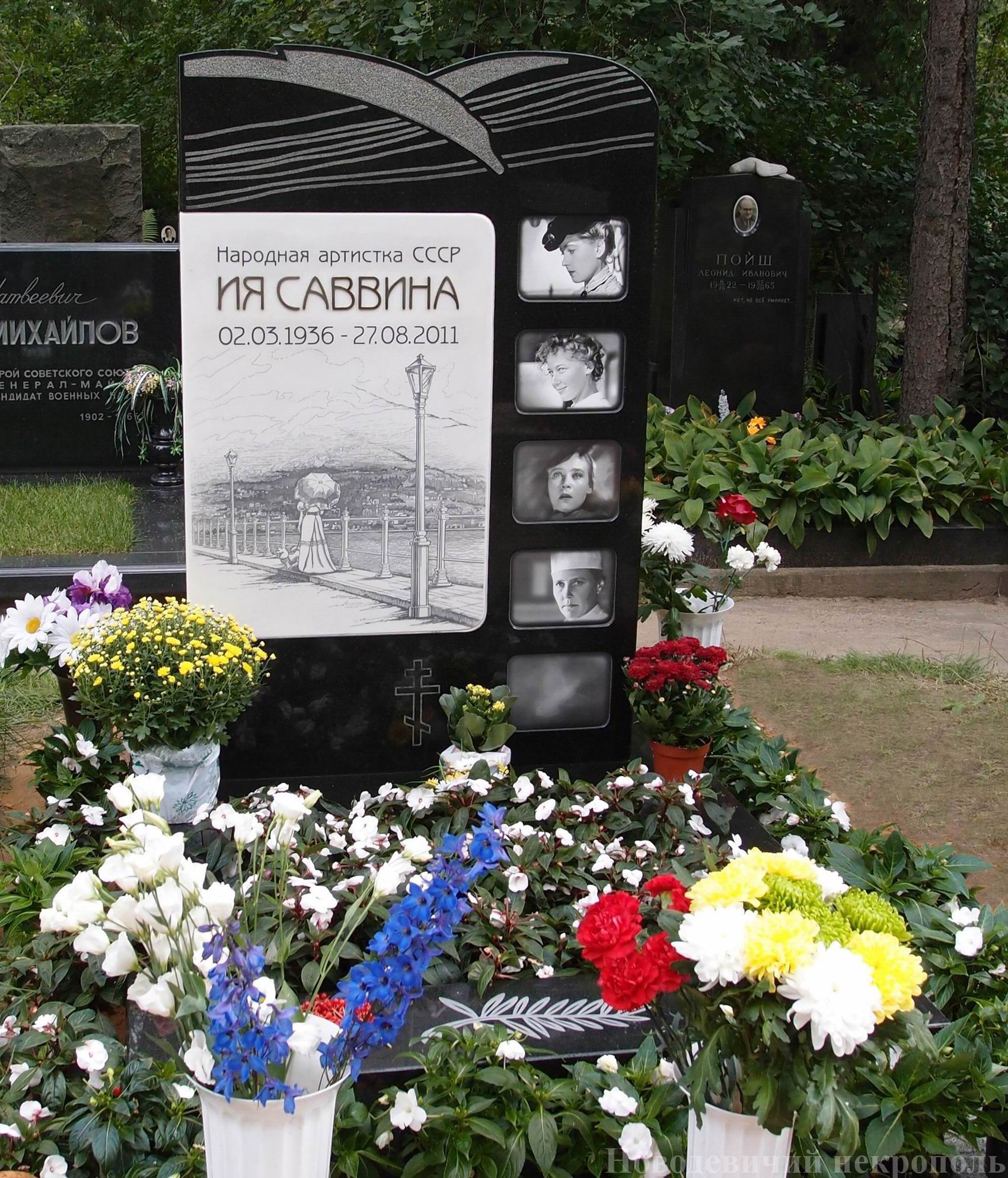 Памятник на могиле Саввиной И.С. (1936-2011), авт. А.Васильев, Б.Ёлкин, на Новодевичьем кладбище (3-58а-4).