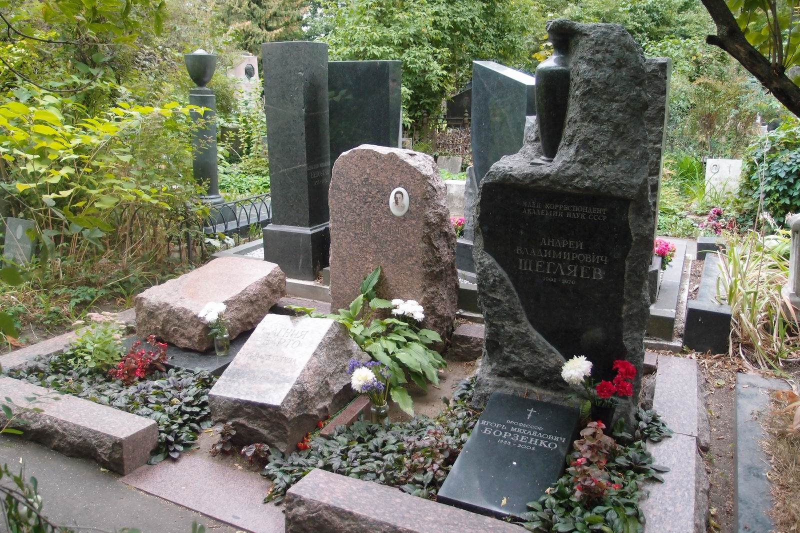 Памятник на могиле Щегляева А.В. (1902–1970) и Барто А.Л. (1906–1981), на Новодевичьем кладбище (3–24–3).