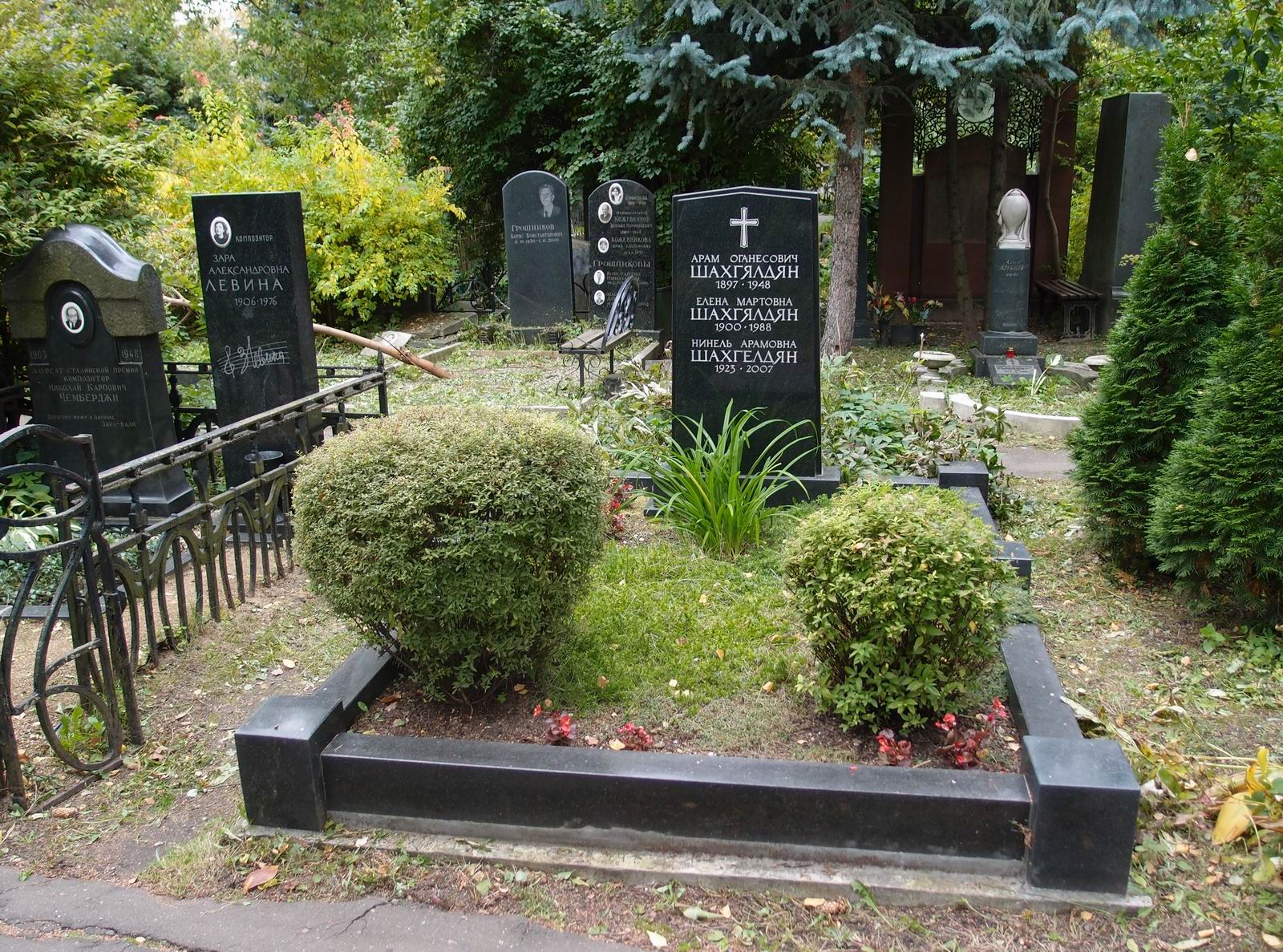 Памятник на могиле Шахгялдяна А.О. (1897–1948), на Новодевичьем кладбище (3–62–19).
