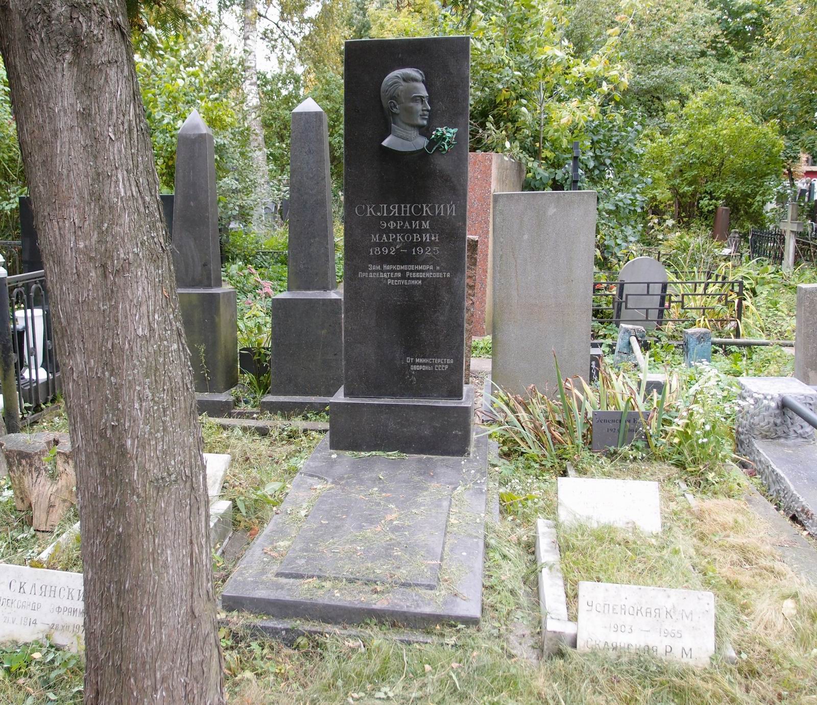 Памятник на могиле Склянского Э.М. (1892-1925), ск. И.Исайкин, на Новодевичьем кладбище (3-60-9).