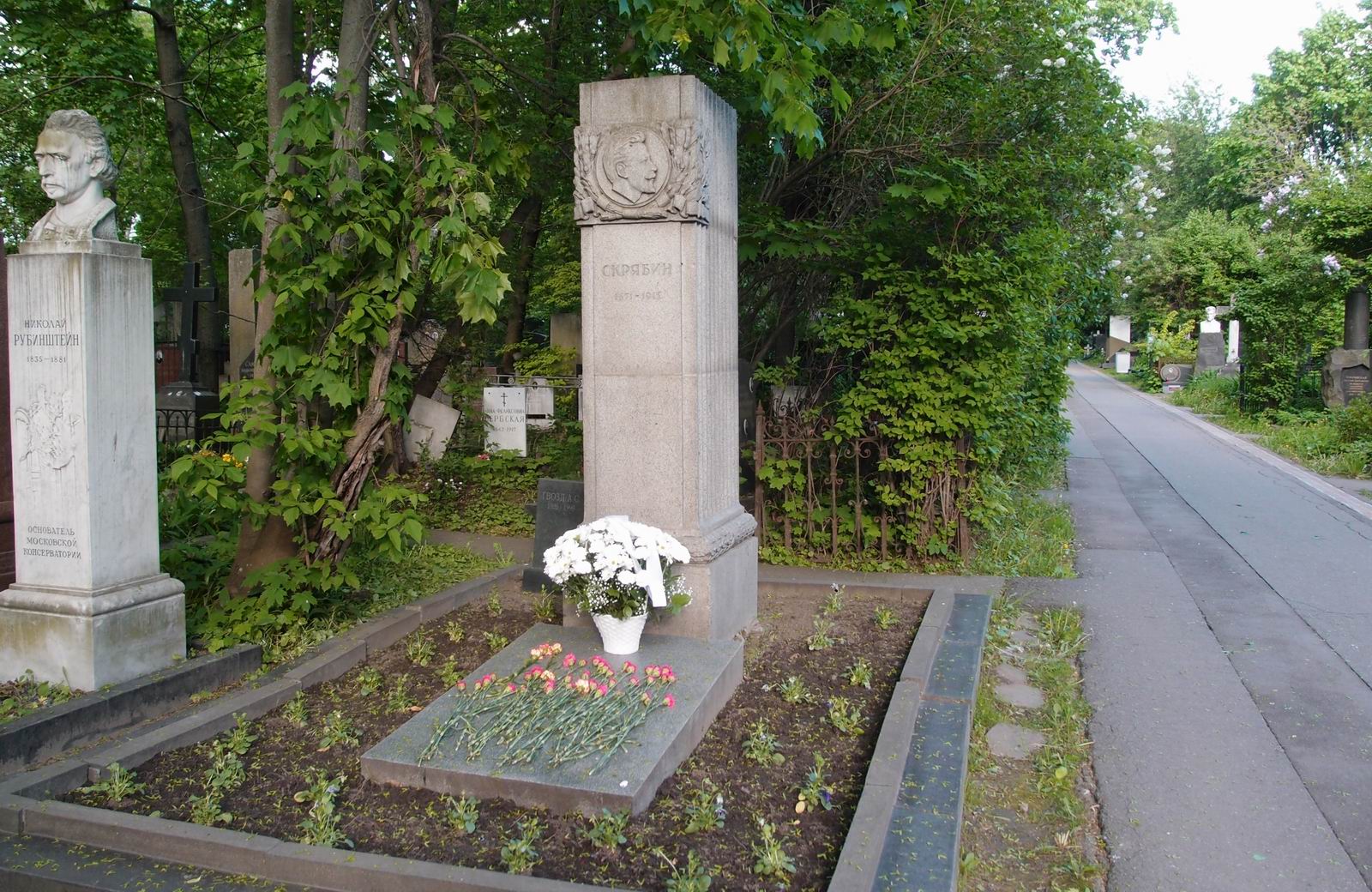 Памятник на могиле Скрябина А.Н. (1871-1915), ск. Е.Рудаков, арх. М.Минкус, на Новодевичьем кладбище (3-40-1).
