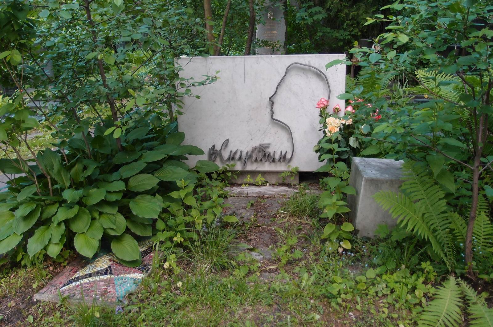 Памятник на могиле Скуйбина В.Н. (1929–1963), по проекту Ю.Могилевского, мозаика А.Лукашевкера, на Новодевичьем кладбище (3–54–15).