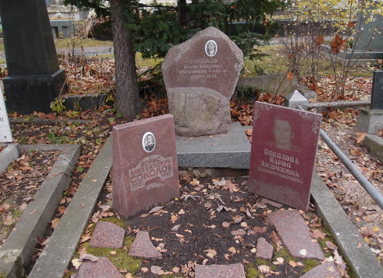 Памятник на могиле Соколова М.А. (1900-1933), на Новодевичьем кладбище (3-63-42).