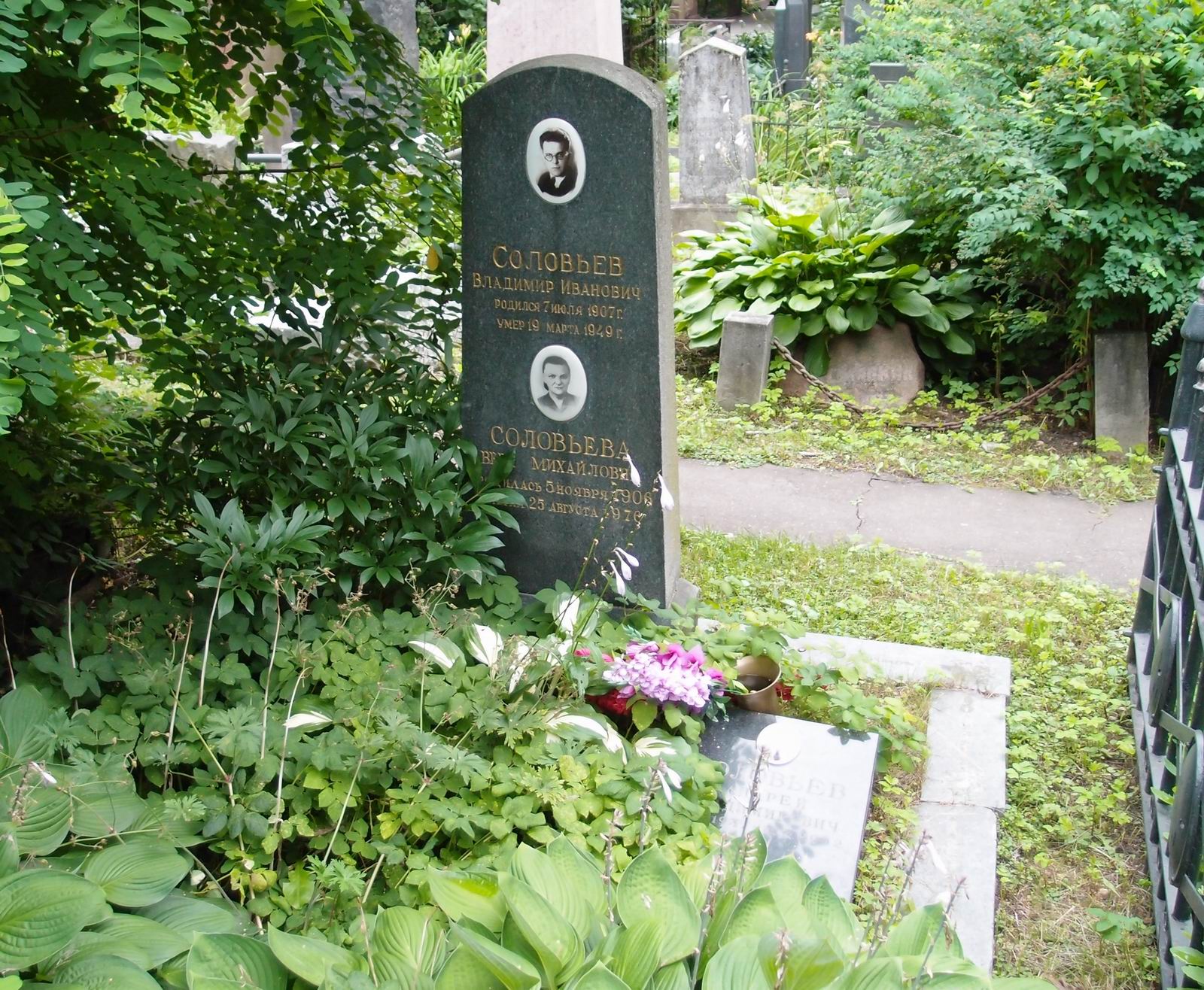 Памятник на могиле Соловьёва В.И. (1907–1949), на Новодевичьем кладбище (3–62–16).
