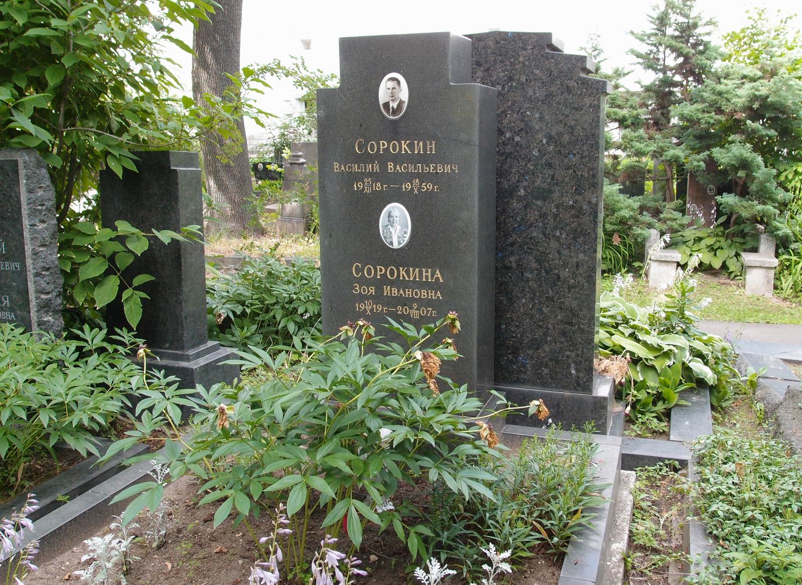 Памятник на могиле Сорокина В.В. (1918–1959), на Новодевичьем кладбище (3–61–22).