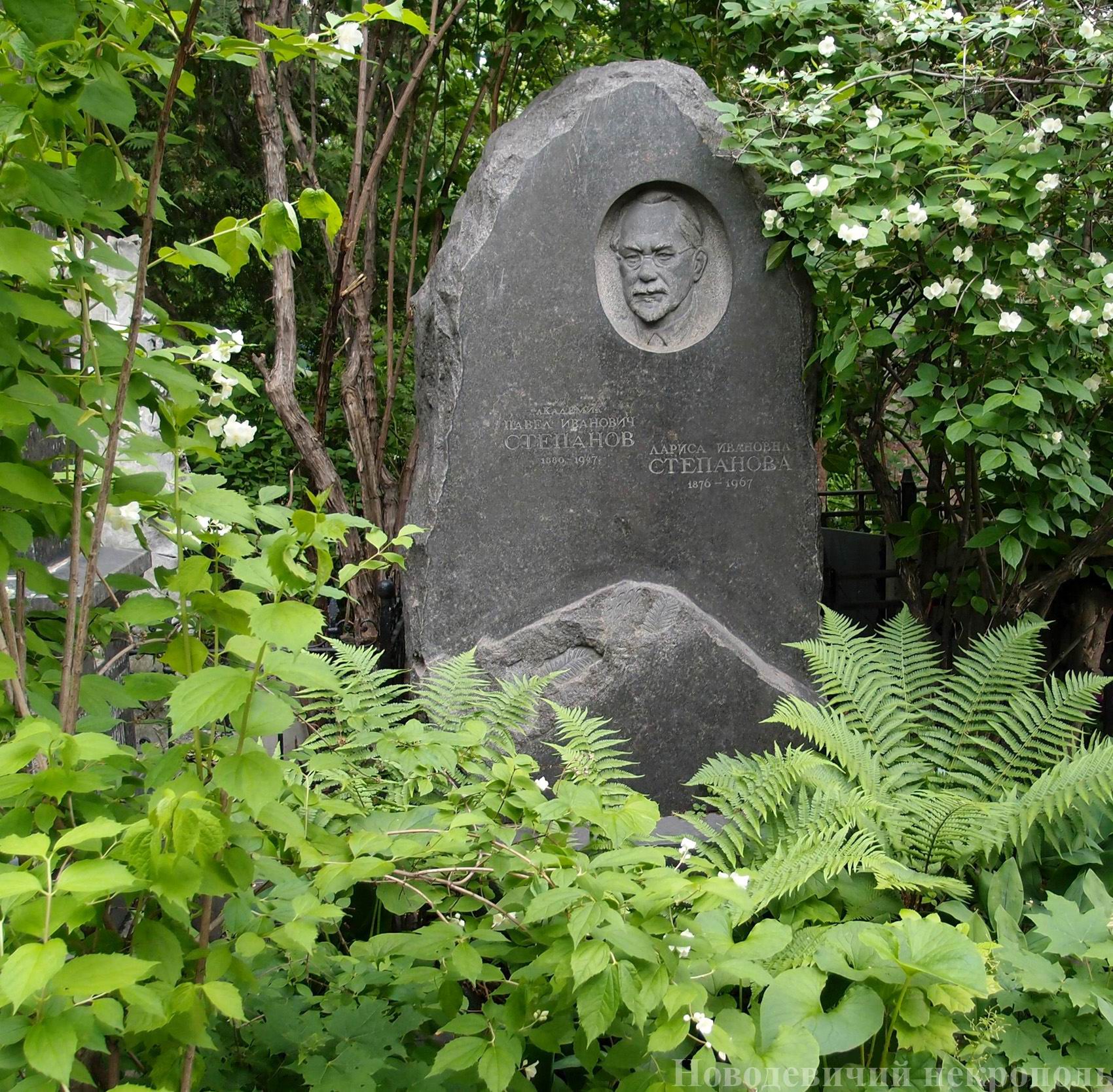 Памятник на могиле Степанова П.И. (1880–1947), ск. З.Виленский, арх. В.Либсон, на Новодевичьем кладбище (3–44–8).
