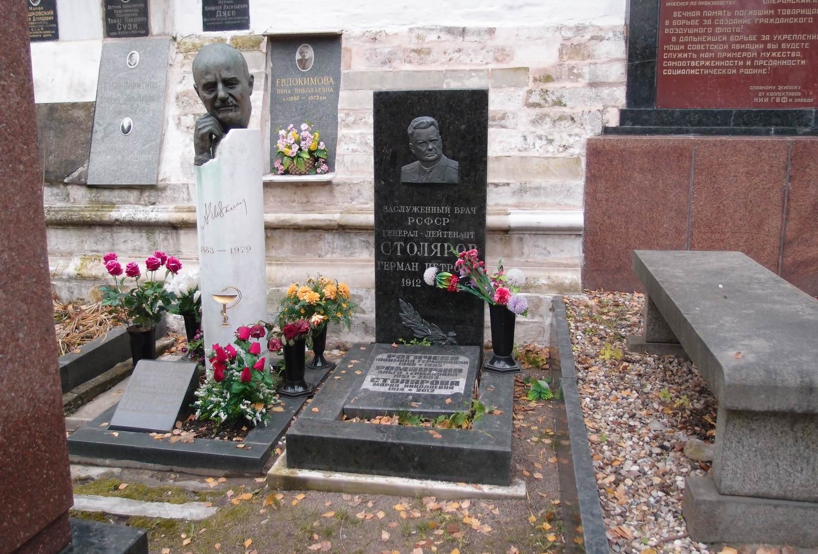 Памятник на могиле Столярова Г.П. (1912-1971), на Новодевичьем кладбище (3-65-2а).