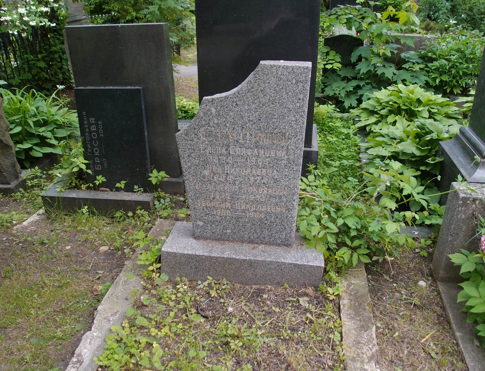 Памятник на могиле Ступиной Е.Е. (1884–1965), на Новодевичьем кладбище (3–64–23).