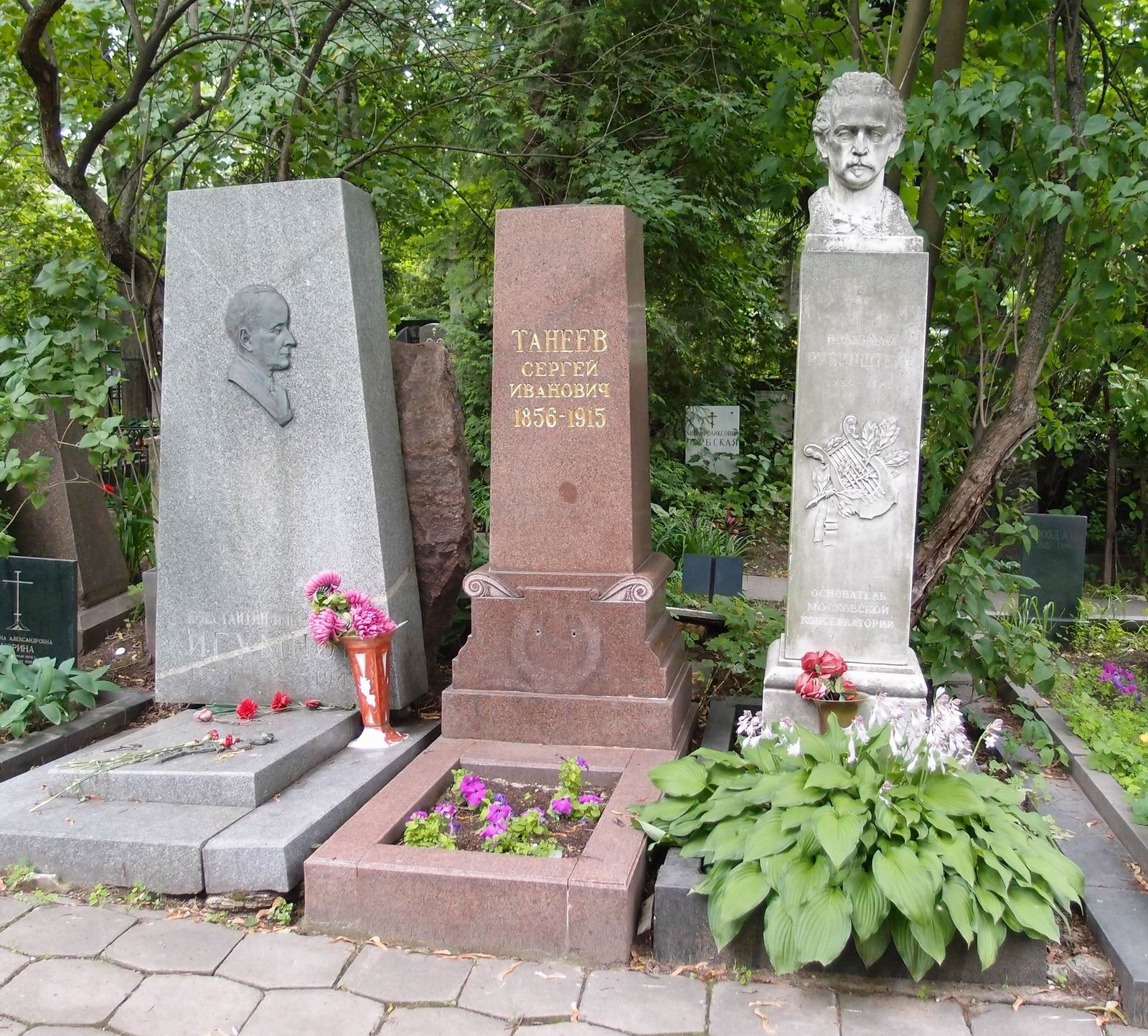 Памятник на могиле Танеева С.И. (1856–1915), на Новодевичьем кладбище (3–40–3).