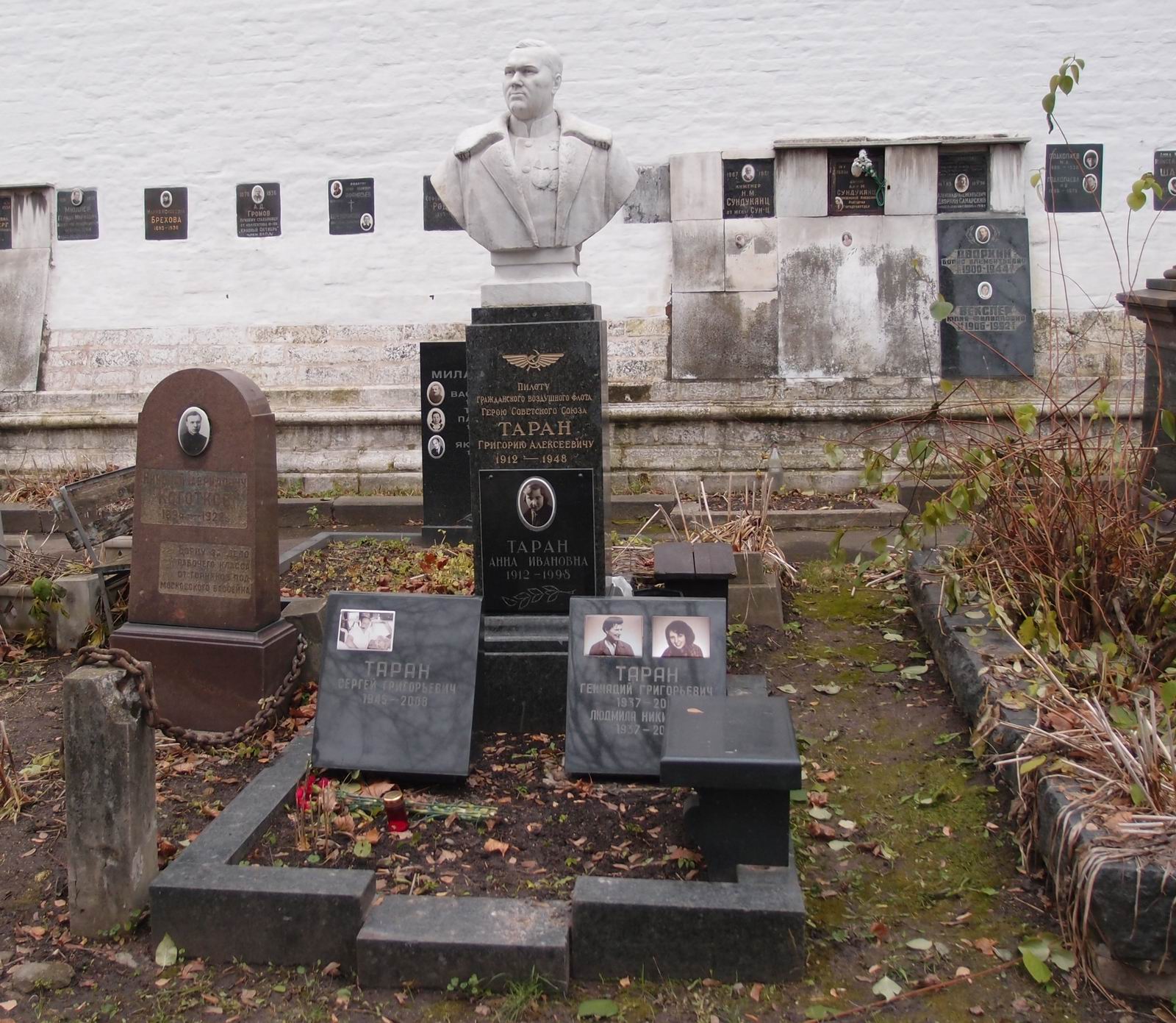 Памятник на могиле Тарана Г.А. (1912-1948), ск. Г.Постников, на Новодевичьем кладбище (3-65-14).
