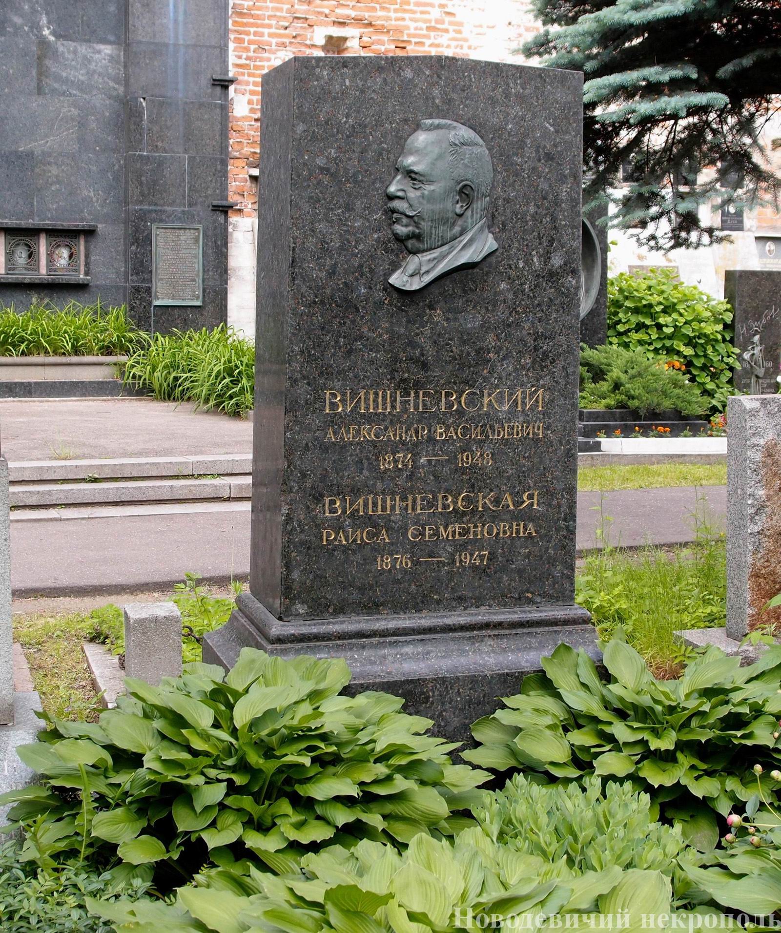Памятник на могиле Вишневского А.В. (1874–1948), ск. Г.Ястребенецкий, на Новодевичьем кладбище (3–63–25а).