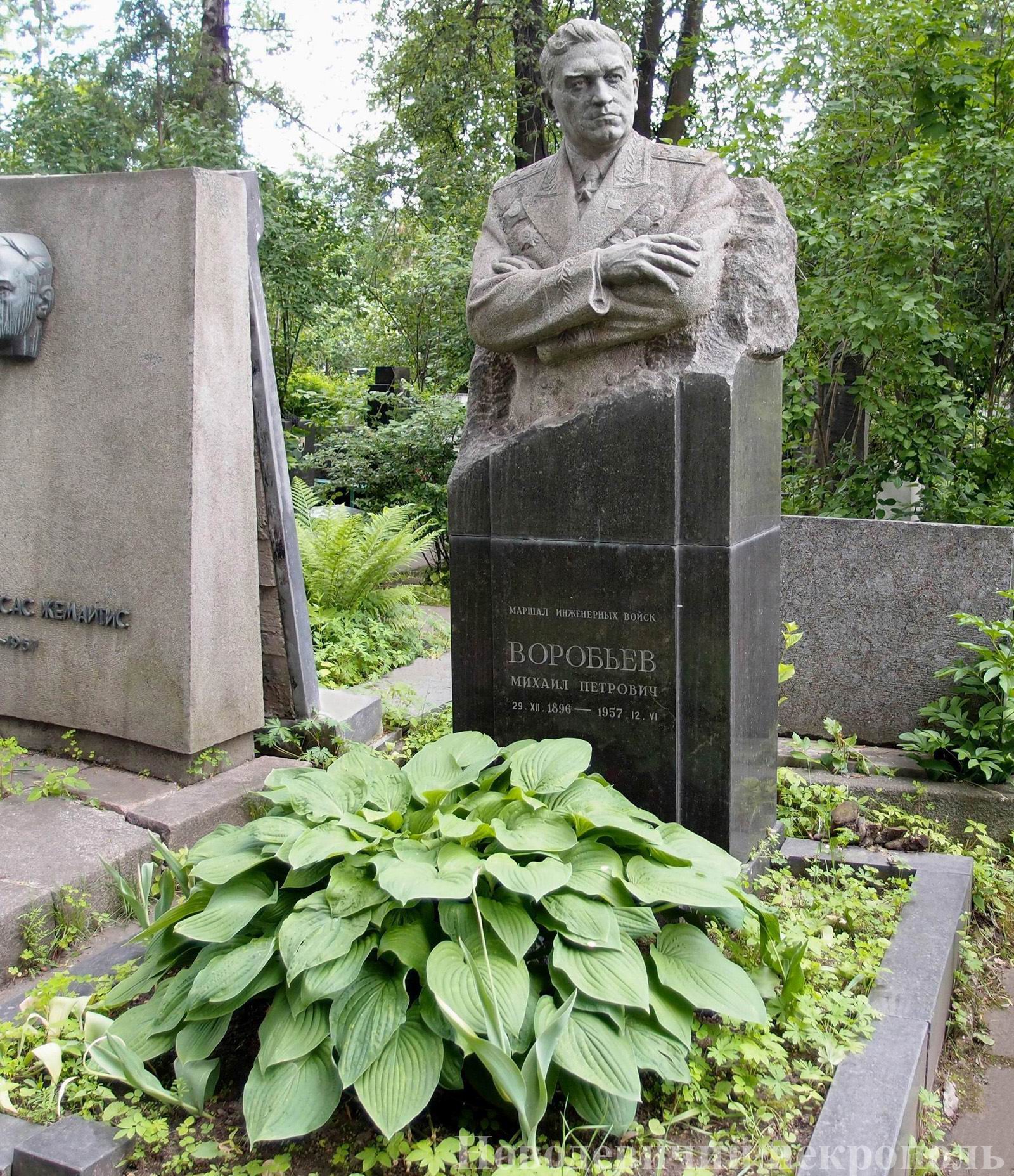 Памятник на могиле Воробьёва М.П. (1896–1957), ск. Г.Постников, на Новодевичьем кладбище (3–62–53).