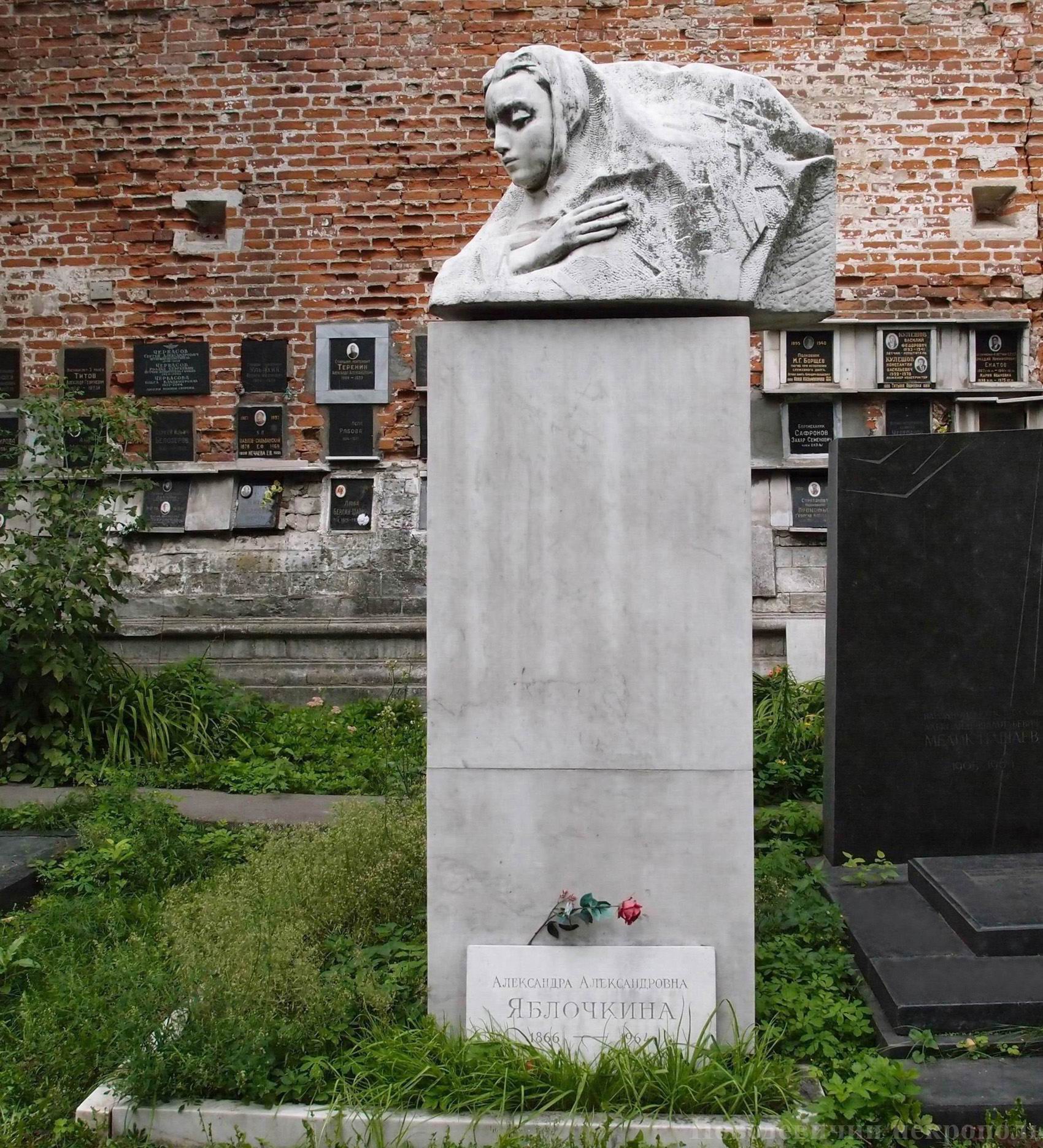Памятник на могиле Яблочкиной А.А. (1866-1964), ск. Е.Белашова, арх. В.Воскресенский, на Новодевичьем кладбище (3-65-6). Нажмите левую кнопку мыши чтобы увидеть боковую сторону.