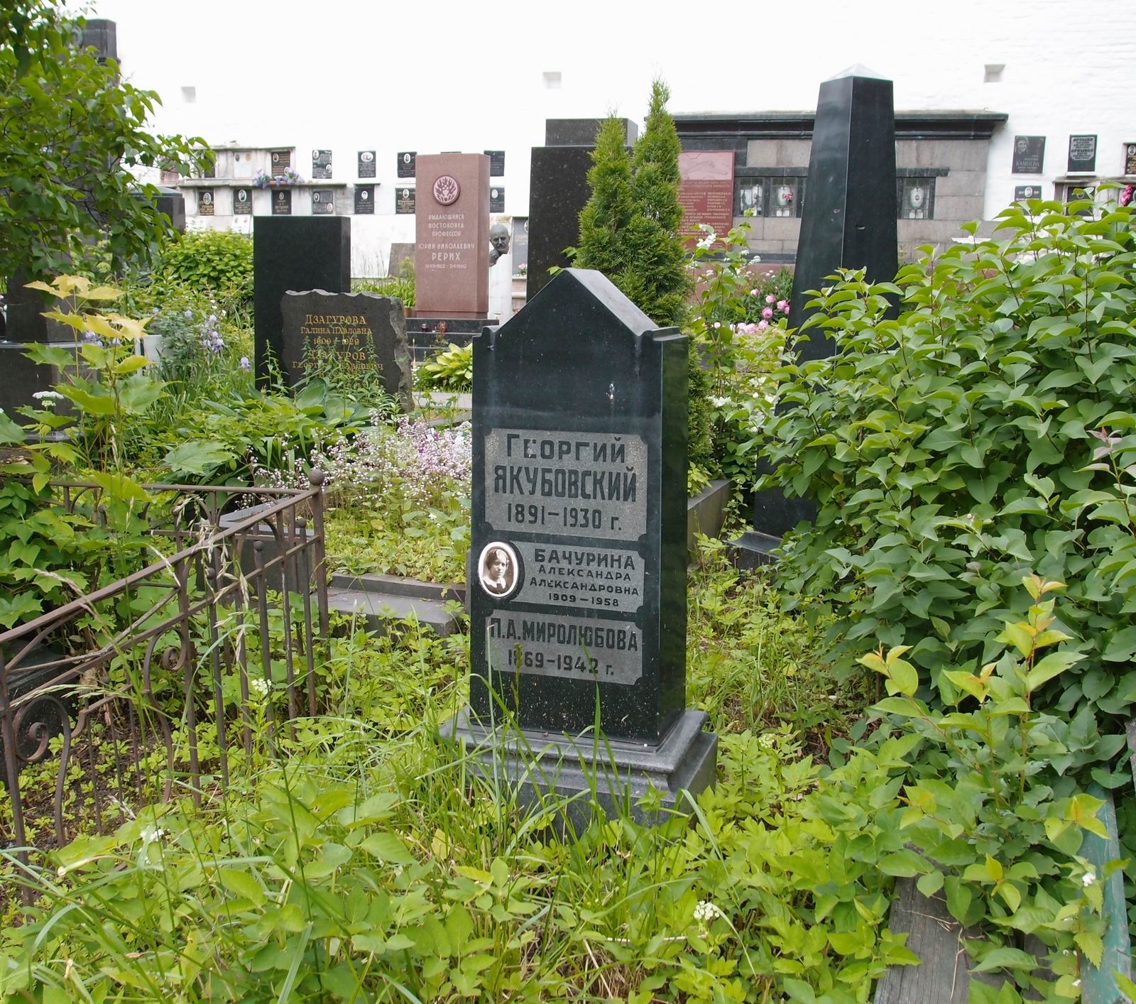 Памятник на могиле Якубовского Г.В. (1891-1930), на Новодевичьем кладбище (3-63-19).