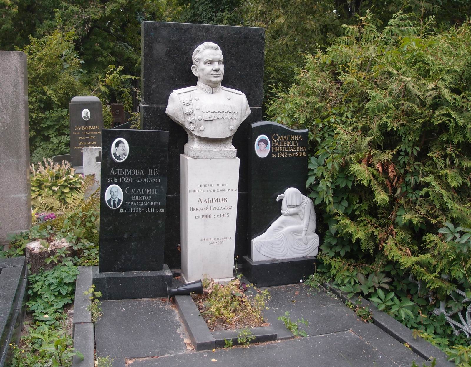 Памятник на могиле Алымова Н.Н. (1906–1955), на Новодевичьем кладбище (4–28–15).
