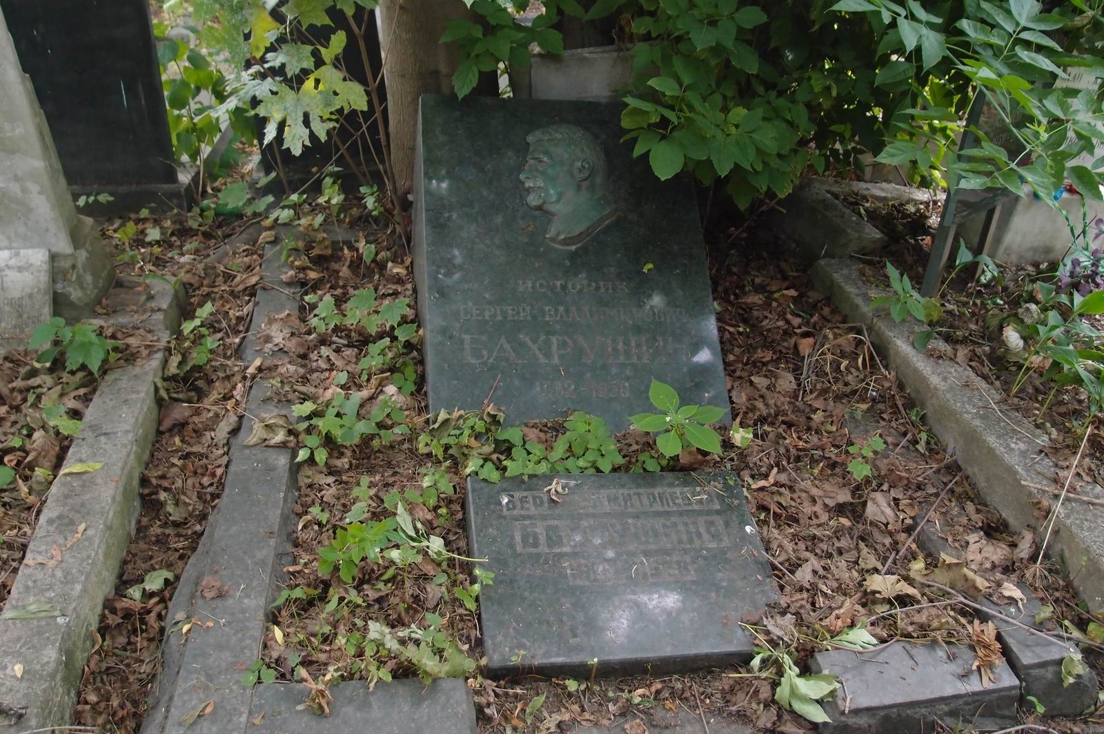Памятник на могиле Бахрушина С.В. (1882–1950), ск. А.Елецкий, на Новодевичьем кладбище (4–48–9).