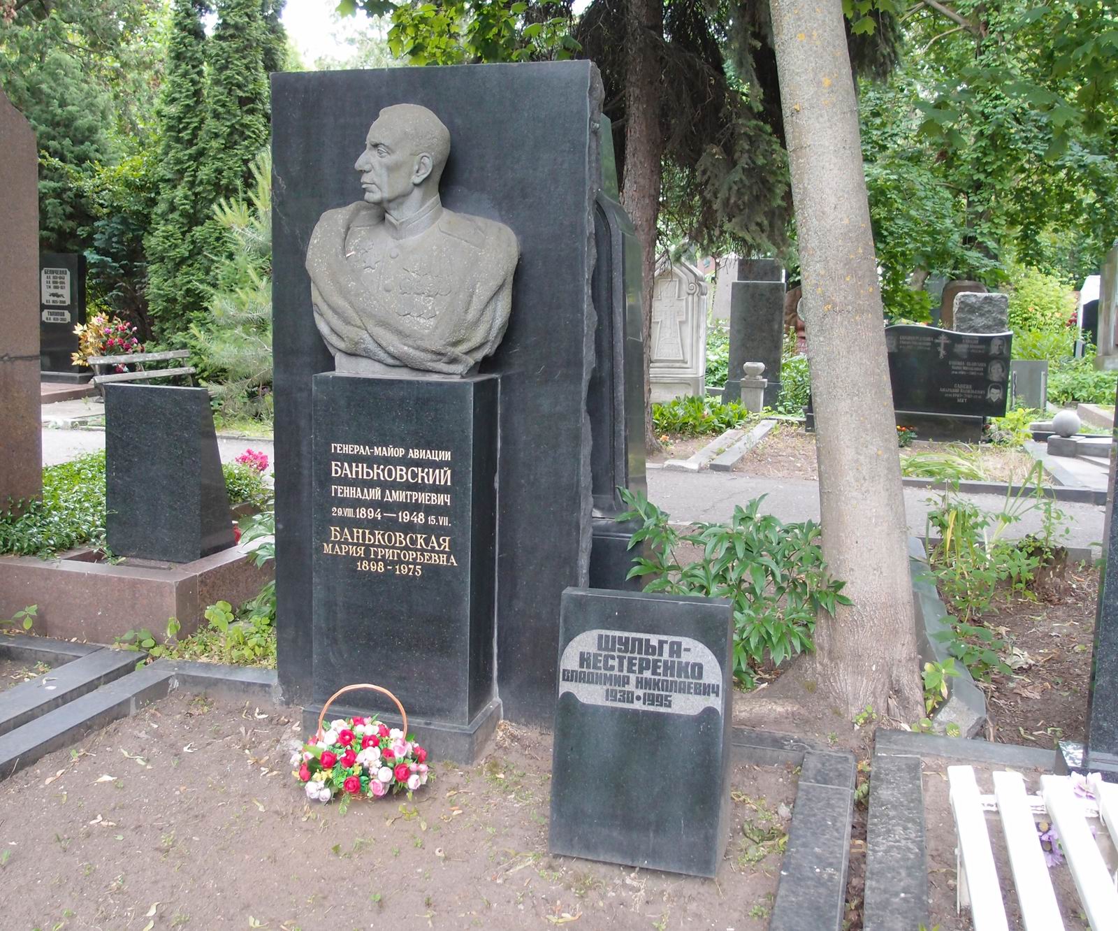 Памятник на могиле Баньковского Г.Д. (1894–1948), ск. Н.Крандиевская, на Новодевичьем кладбище (4–19–12).