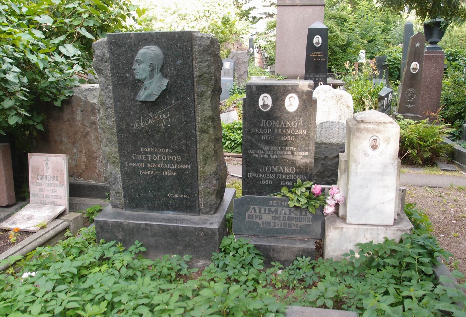 Памятник на могиле Башмакова П.Д. (1913–1942), на Новодевичьем кладбище (4–10–12).