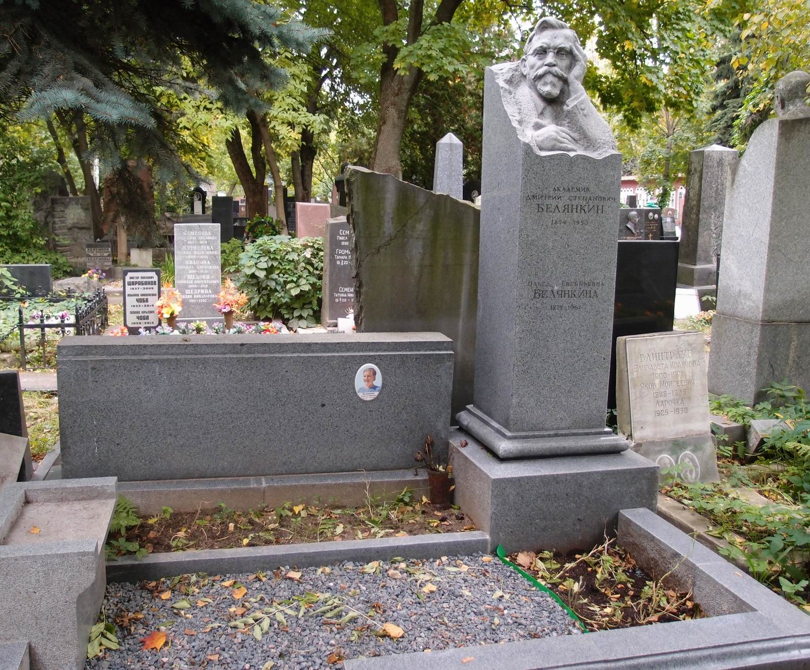 Памятник на могиле Белянкина Д.С. (1876–1953), ск. З.Виленский, арх. В. Либсон, на Новодевичьем кладбище (4–25–8).