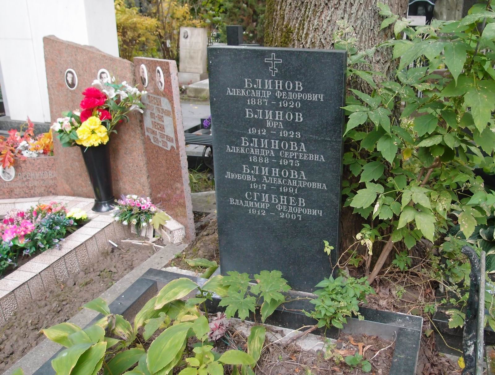 Памятник на могиле Блинова А.Ф. (1887–1920), на Новодевичьем кладбище (4–45–13).