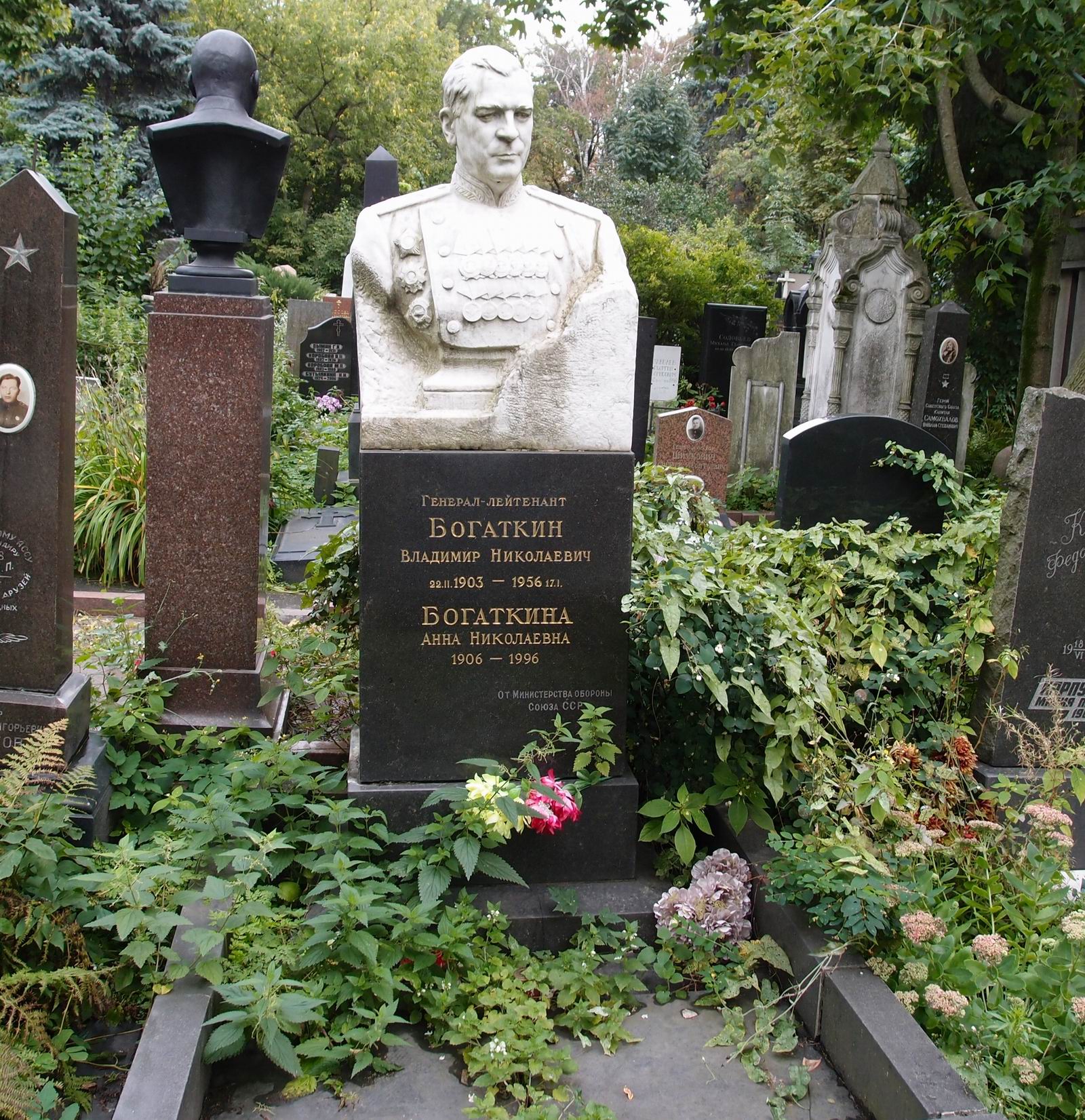 Памятник на могиле Богаткина В.Н. (1903–1956), ск. А.Елецкий, на Новодевичьем кладбище (4–8–12).
