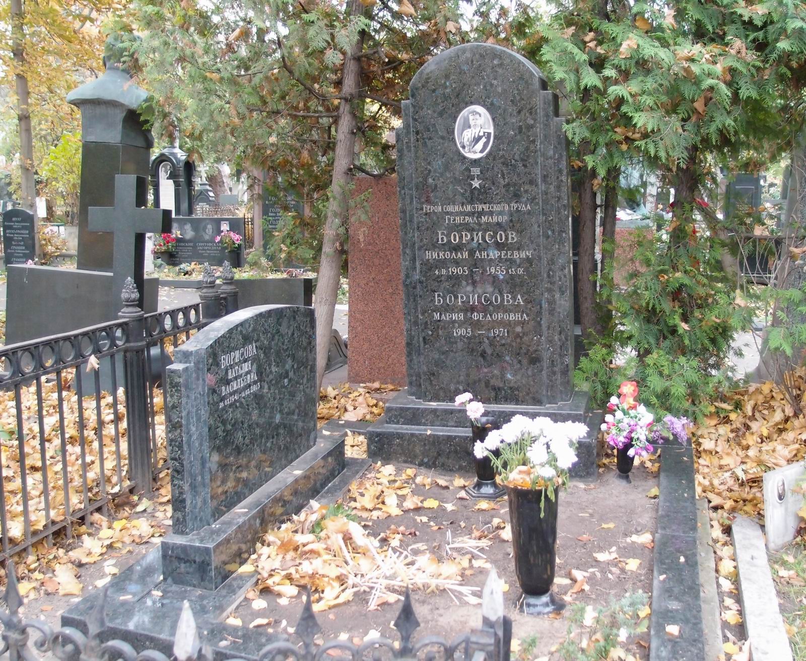 Памятник на могиле Борисова Н.А. (1903-1955), на Новодевичьем кладбище (4-19-6).