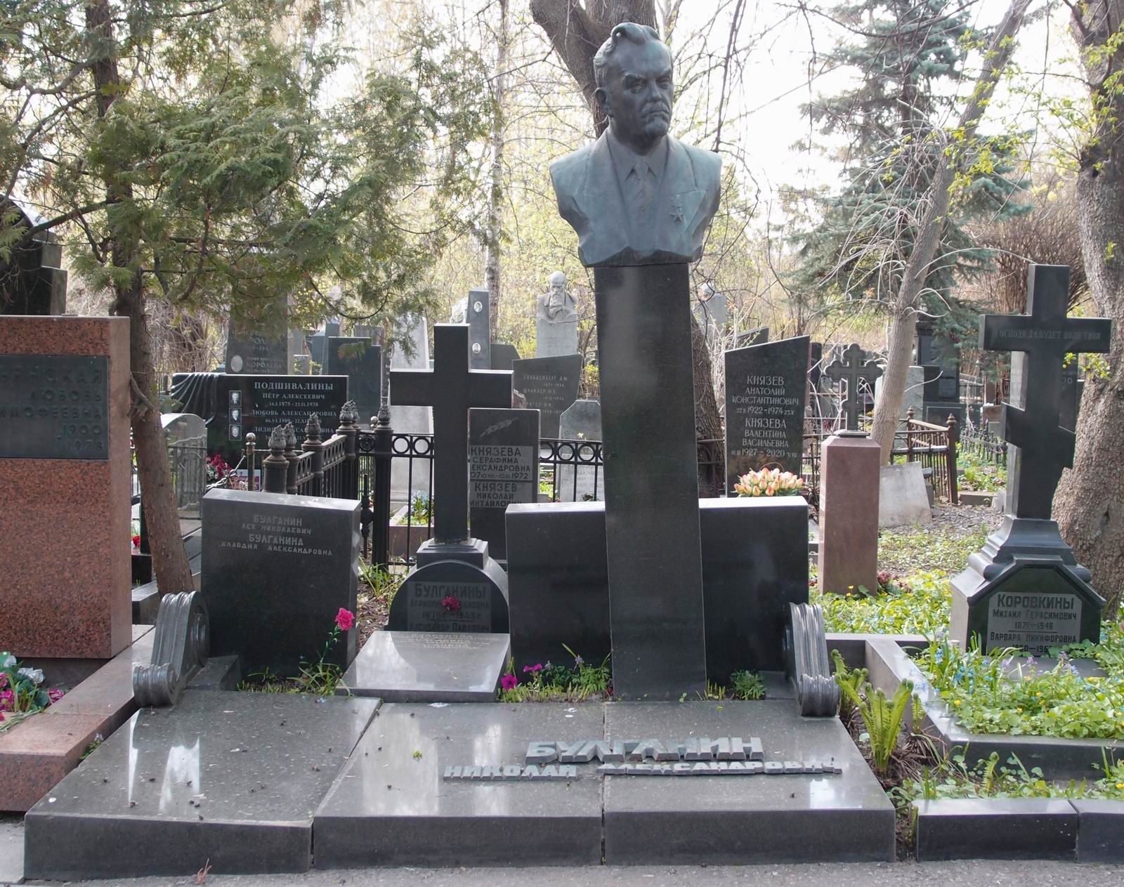 Памятник на могиле Булганина Н.А. (1895–1975), ск. Г.Постников, арх. В.Васнецов, на Новодевичьем кладбище (4–18–5).