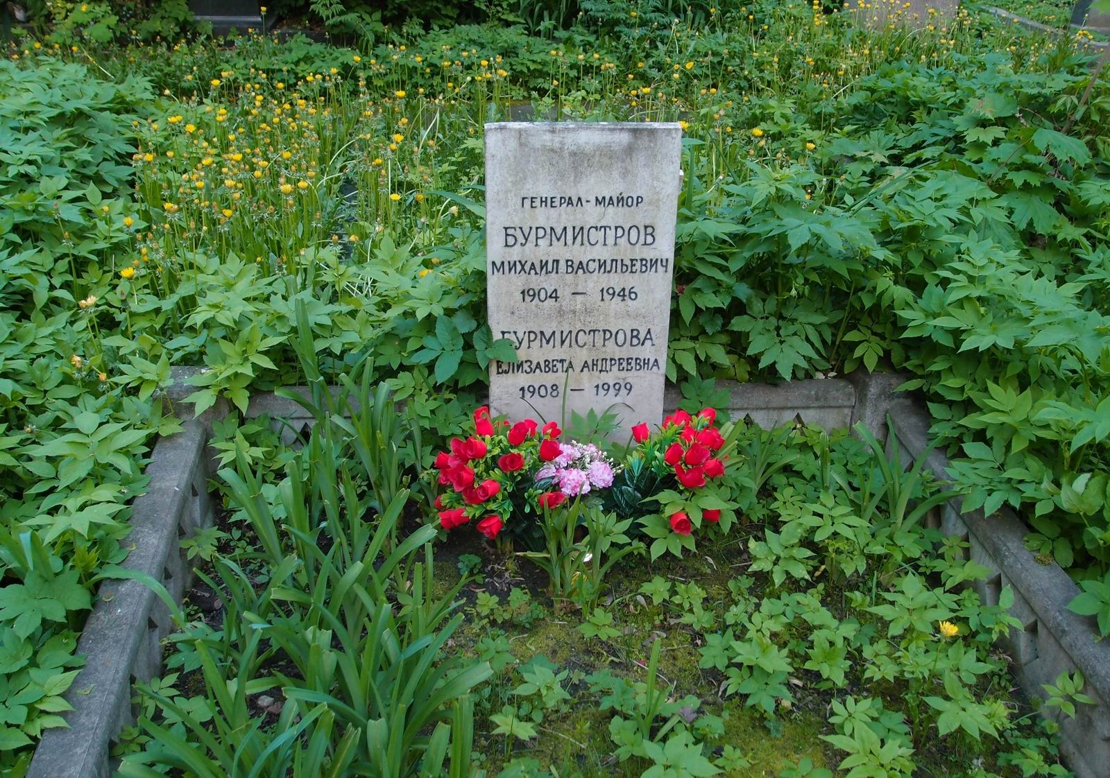 Памятник на могиле Бурмистрова М.В. (1904–1946), на Новодевичьем кладбище (4–14–14).