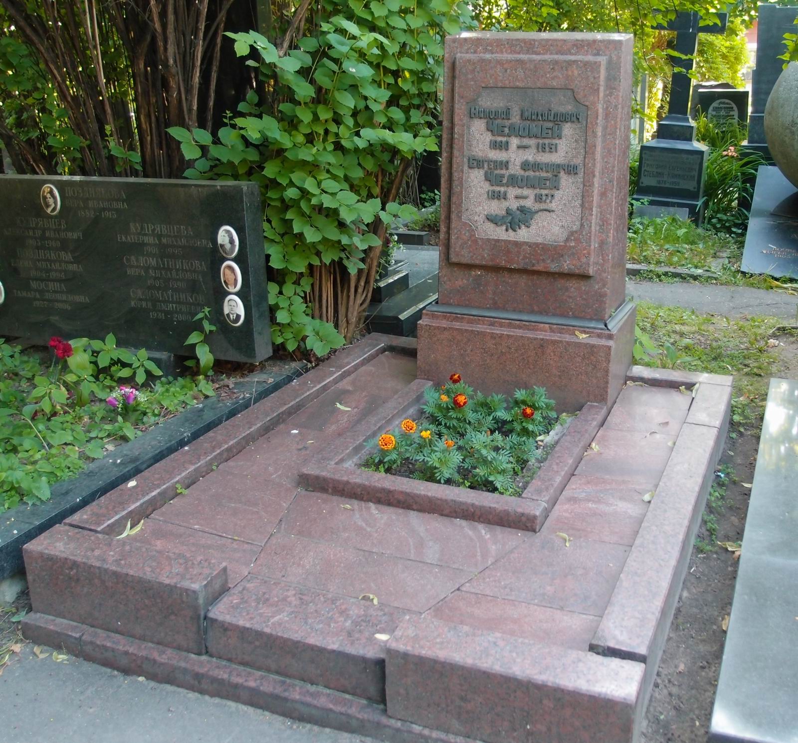 Памятник на могиле Челомея Н.М. (1890-1951), на Новодевичьем кладбище (4-52-8).