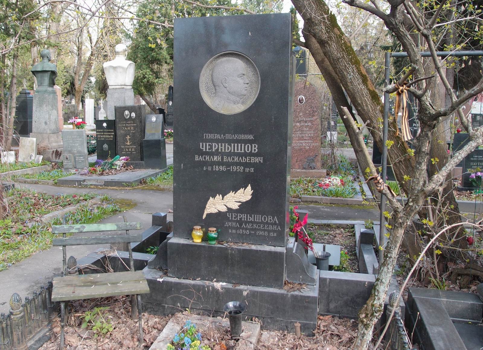 Памятник на могиле Чернышова В.В. (1896–1952), на Новодевичьем кладбище (4–21–13).