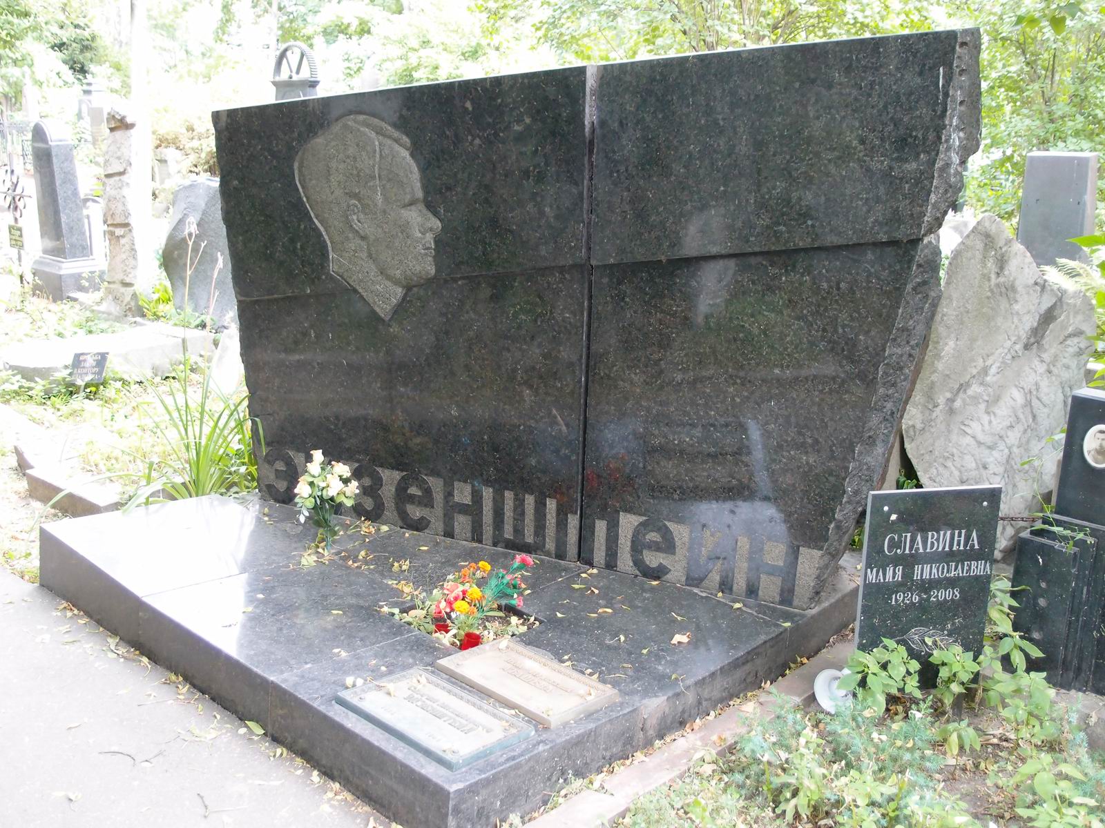 Памятник на могиле Эйзенштейна С.М. (1898-1948), ск. Г.Нерода, арх. А.Душкин, на Новодевичьем кладбище (4-37-9).