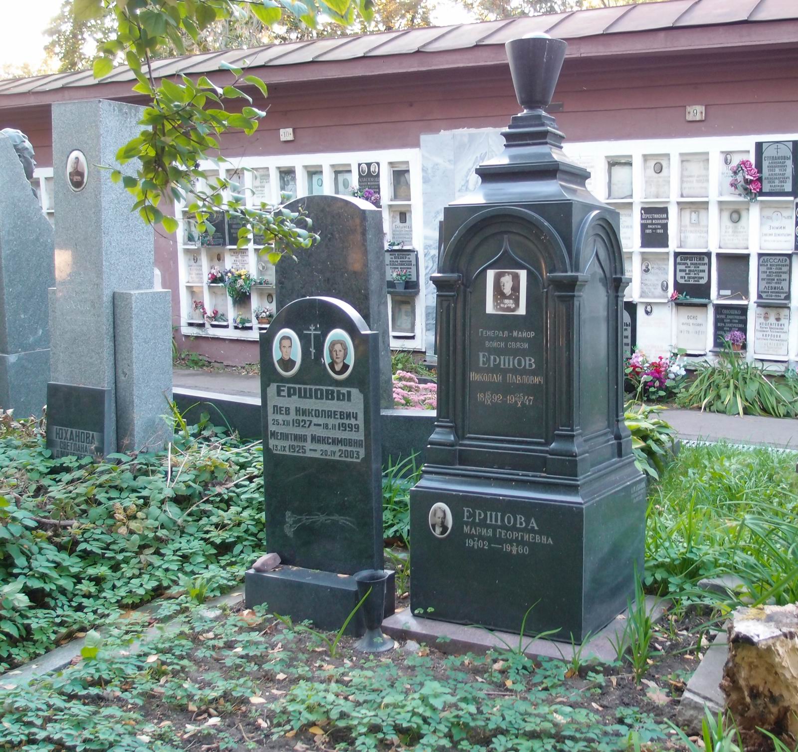 Памятник на могиле Ершова Н.П. (1892–1947), на Новодевичьем кладбище (4–60–5).